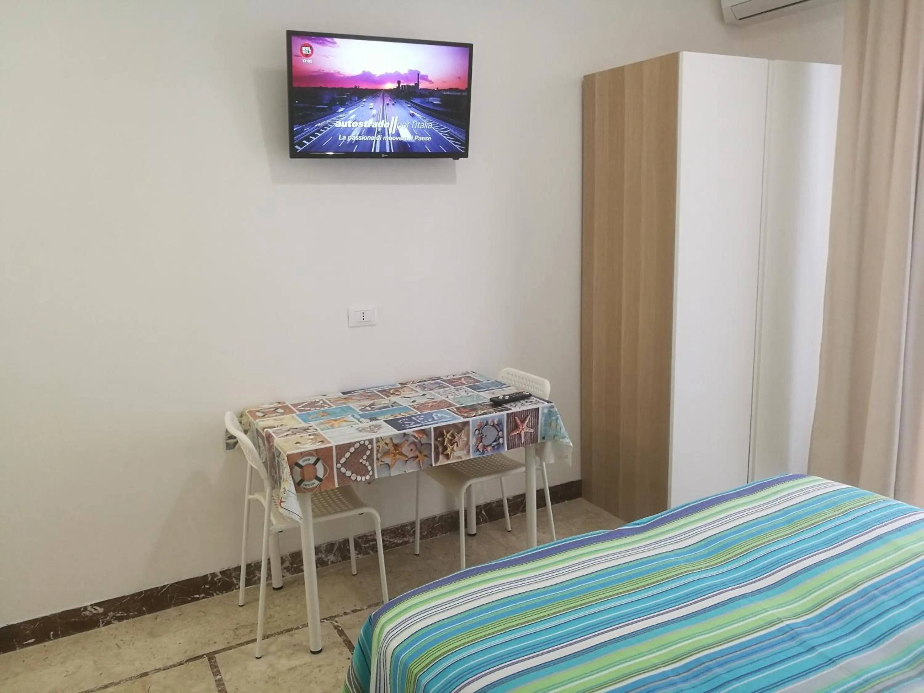 Communal lounge/ TV room, Bed in B&B Laura e Chiara