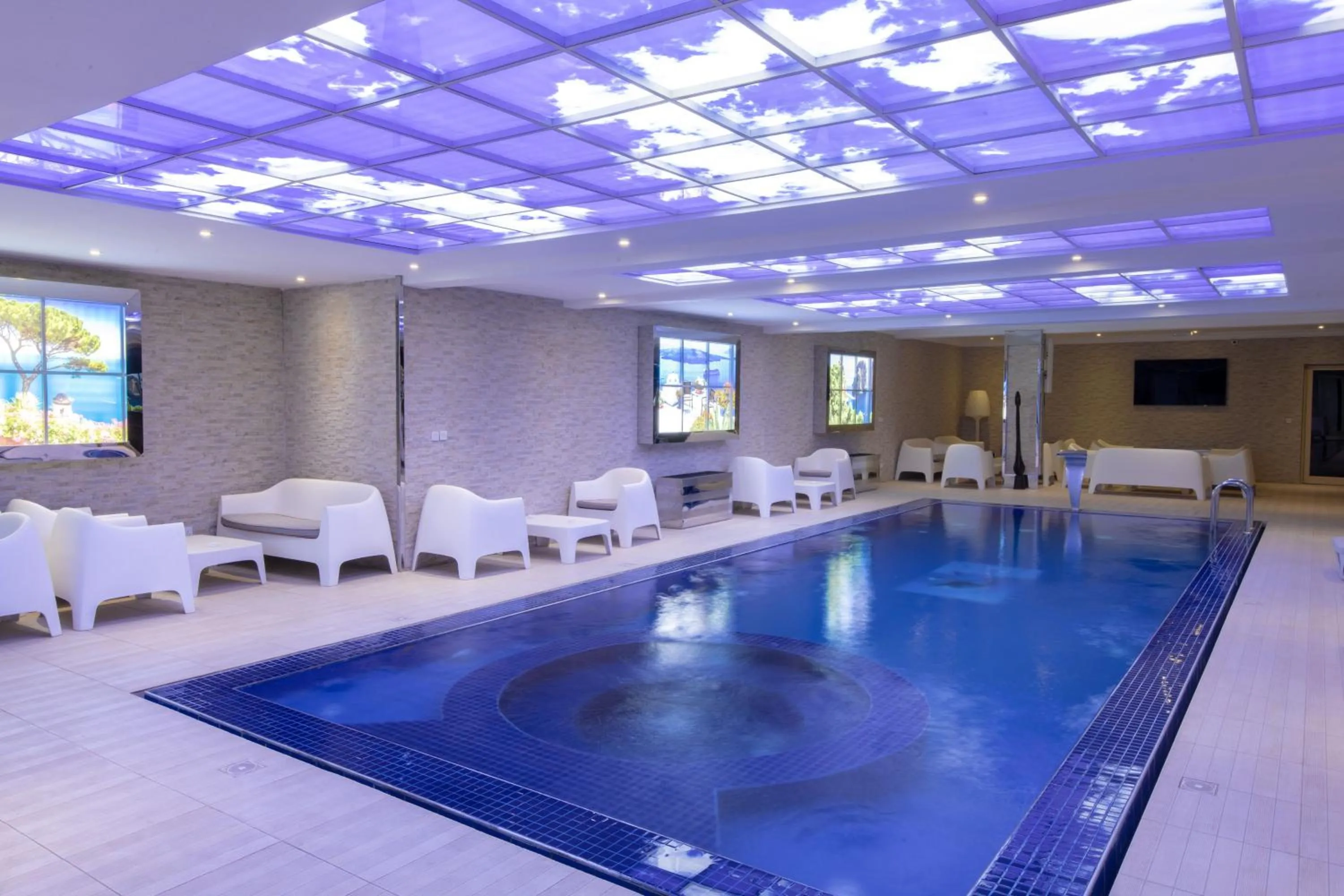 Swimming pool in The Wells Carlton