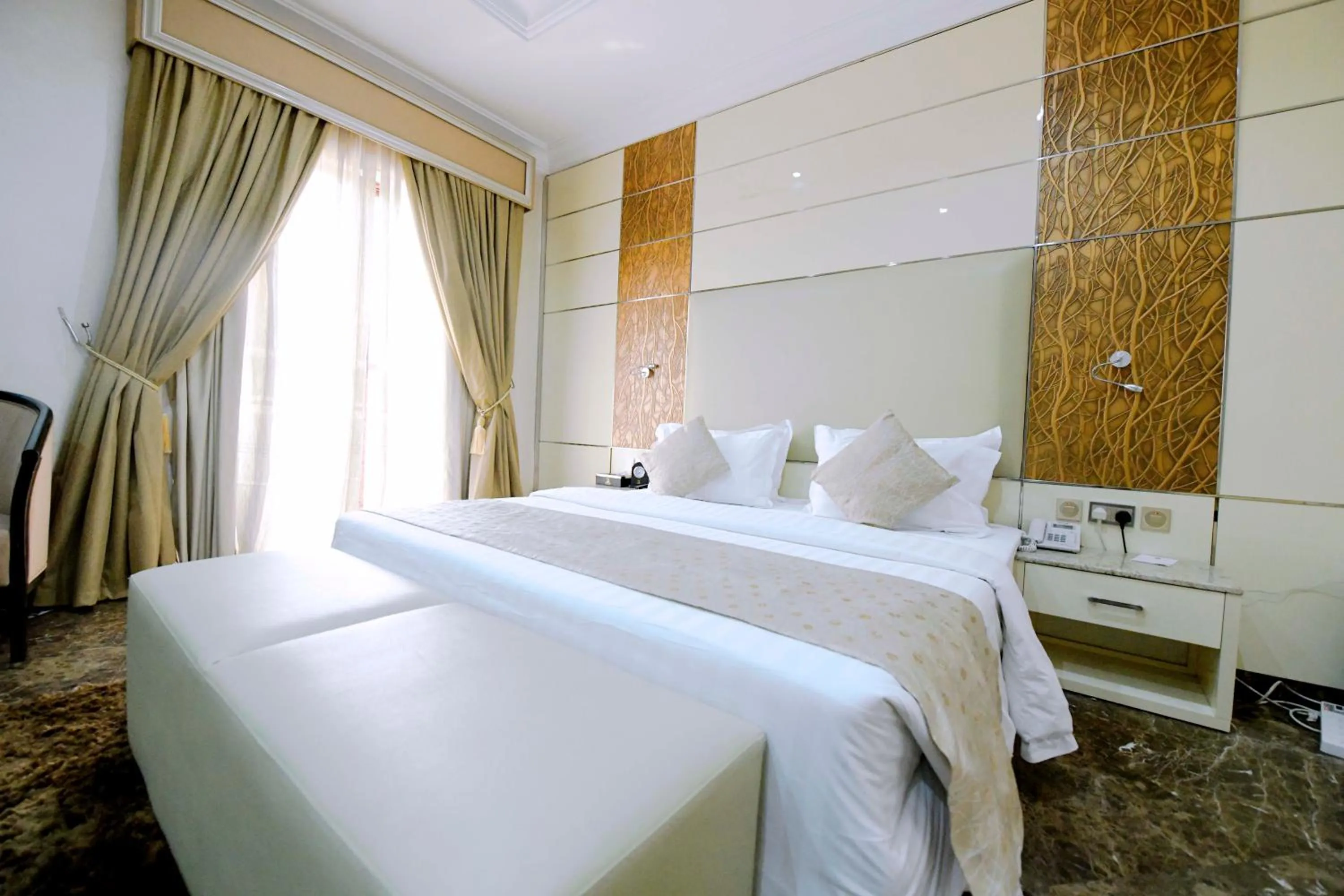 Swimming pool, Bed in The Wells Carlton