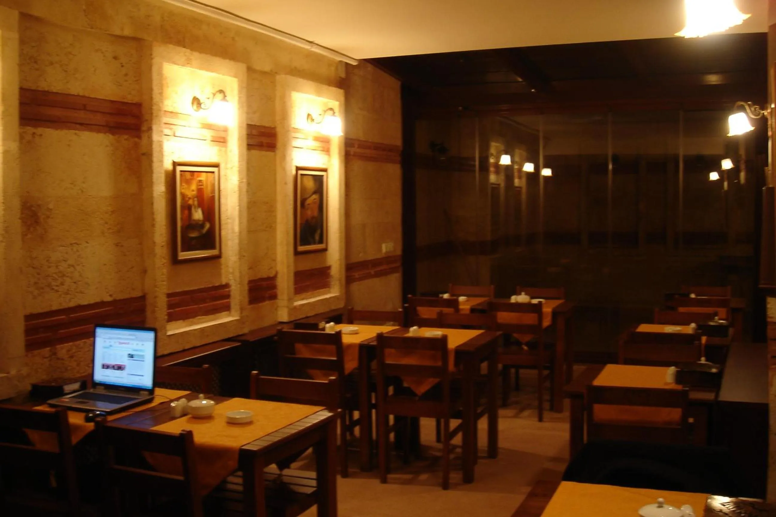 Restaurant/places to eat in Hotel SultanHill