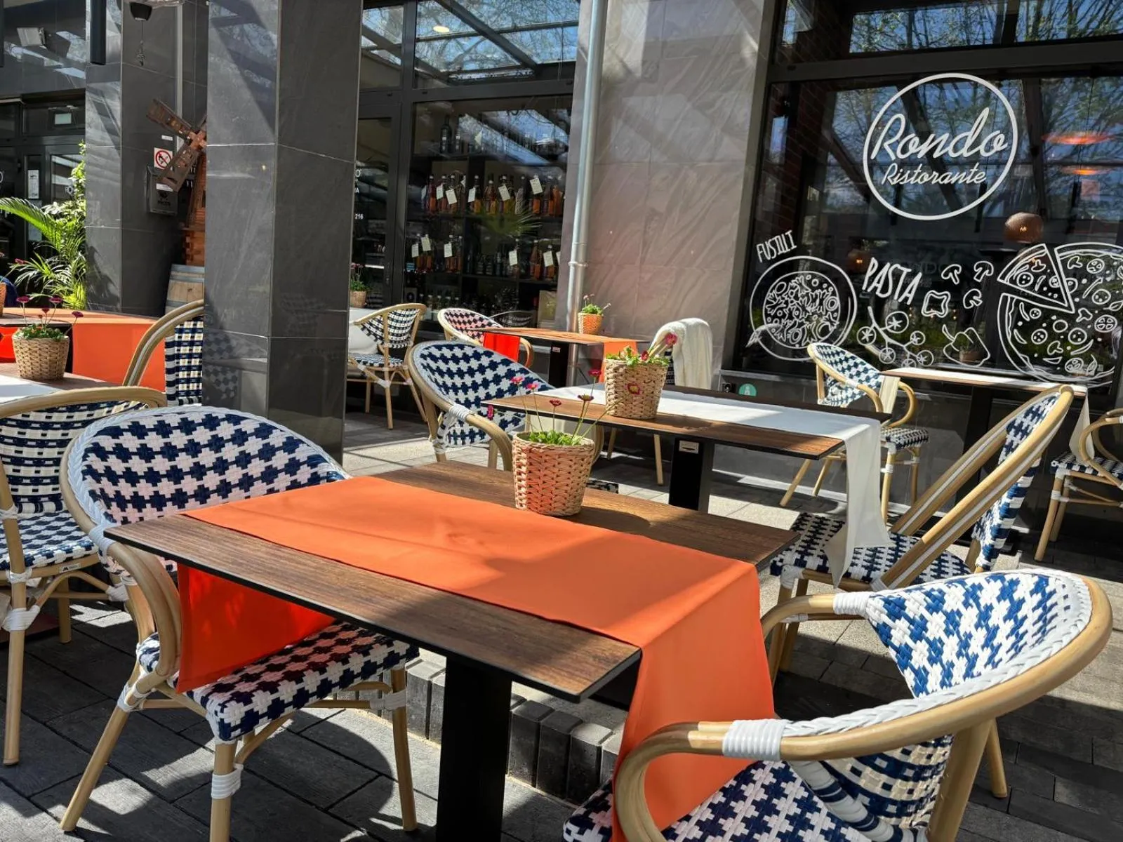 Restaurant/places to eat in Apartamenty Rondo