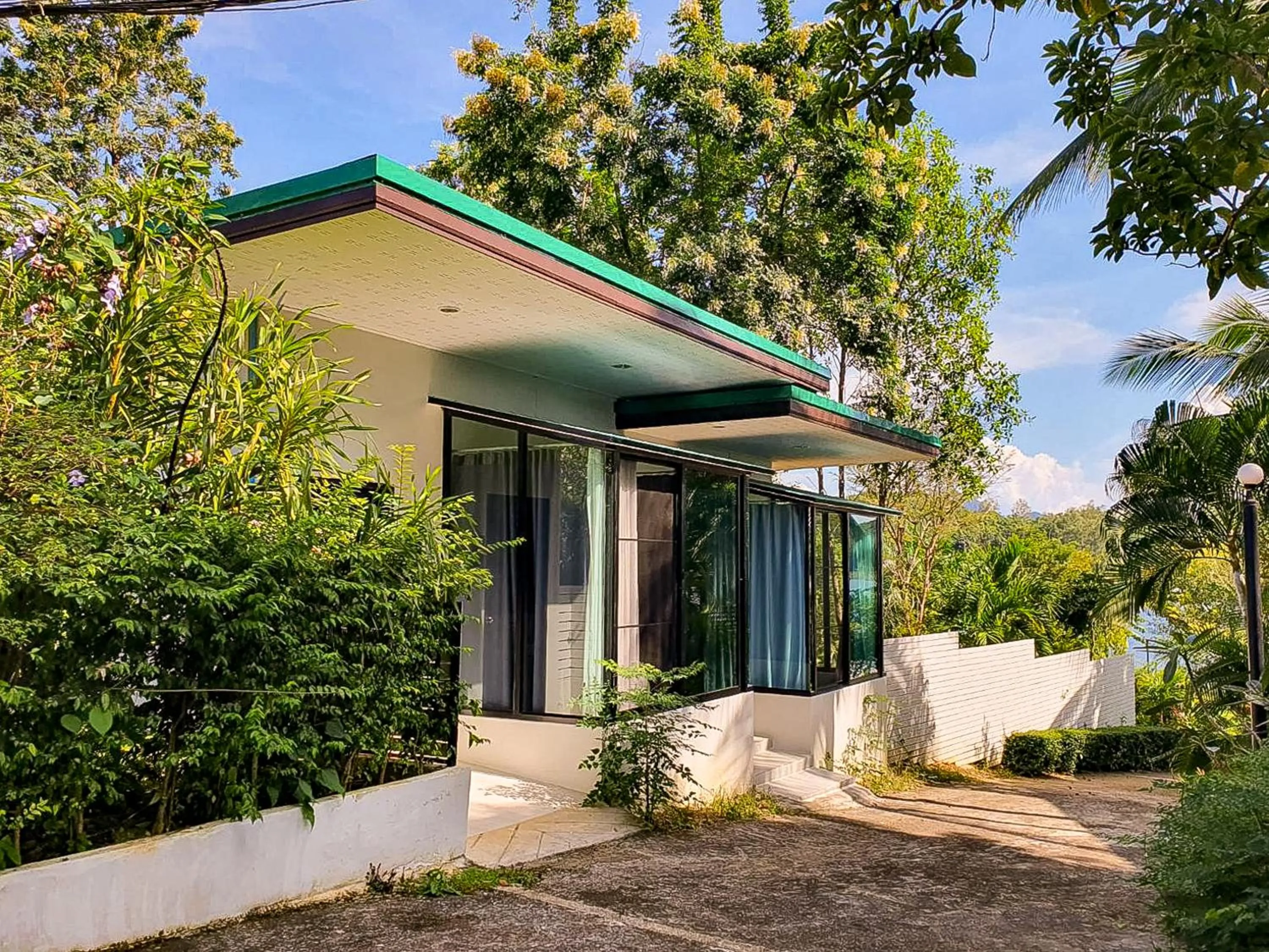 Garden in Phornpailin Riverside Resort