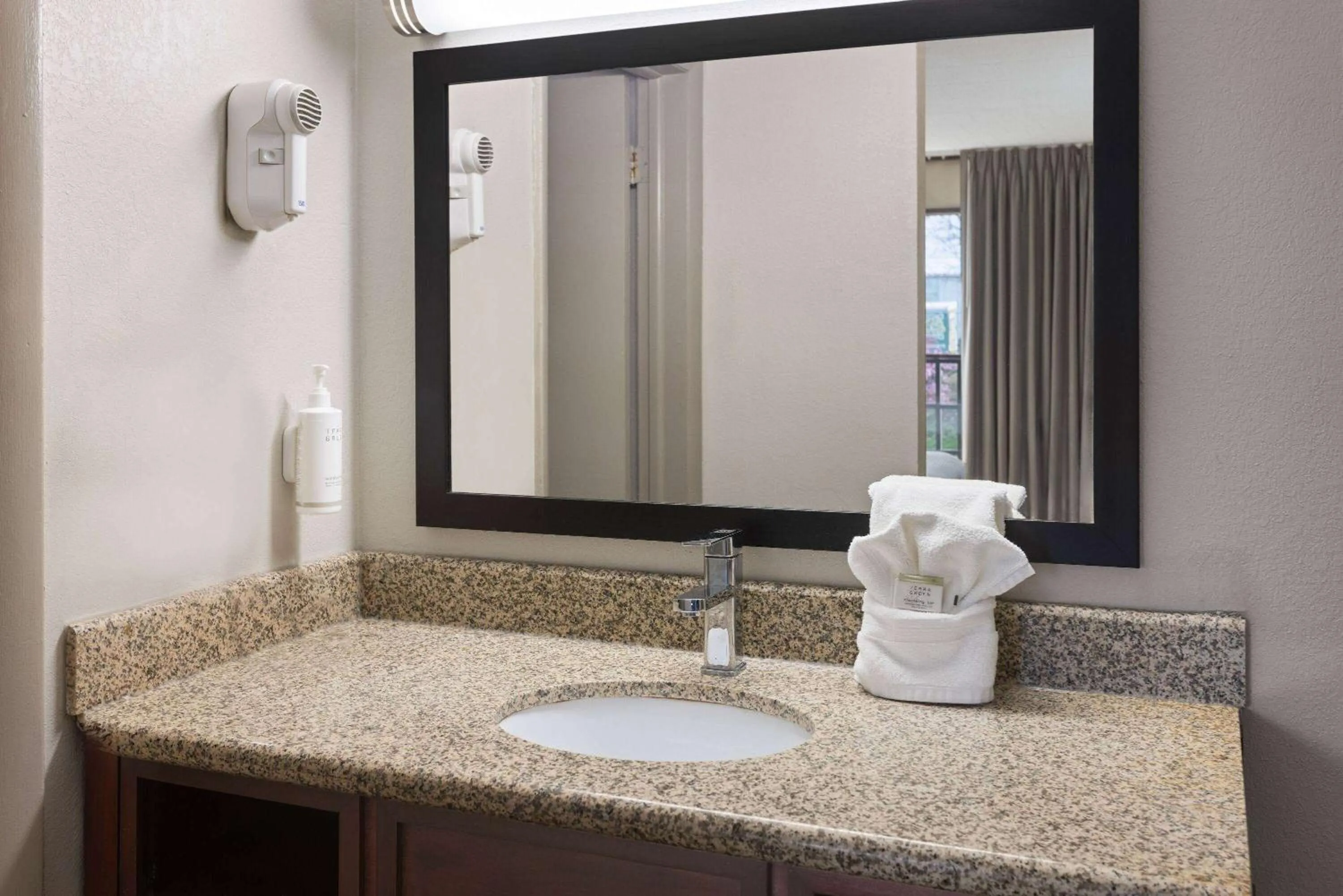 TV and multimedia in Days Inn by Wyndham Pottstown