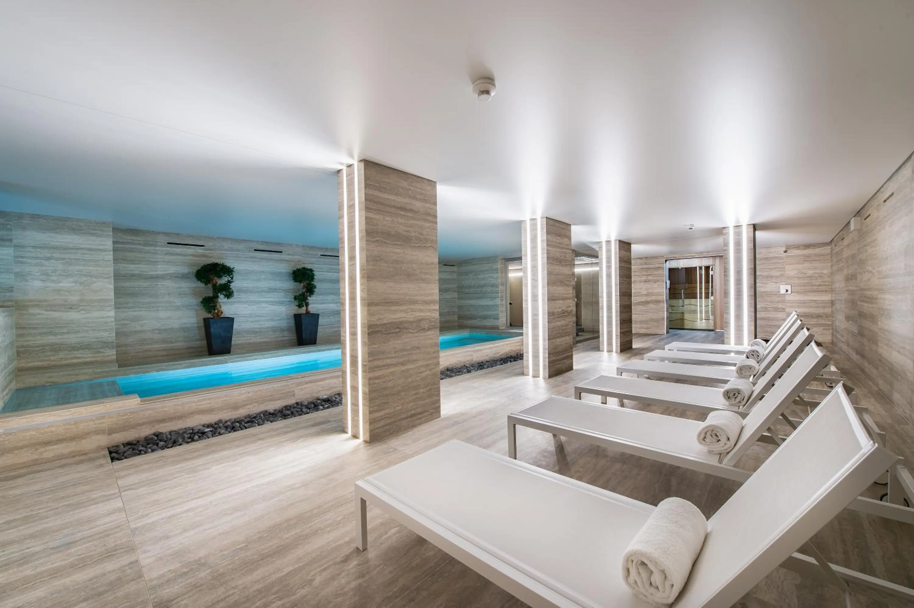 Swimming pool in 9Hotel Paquis