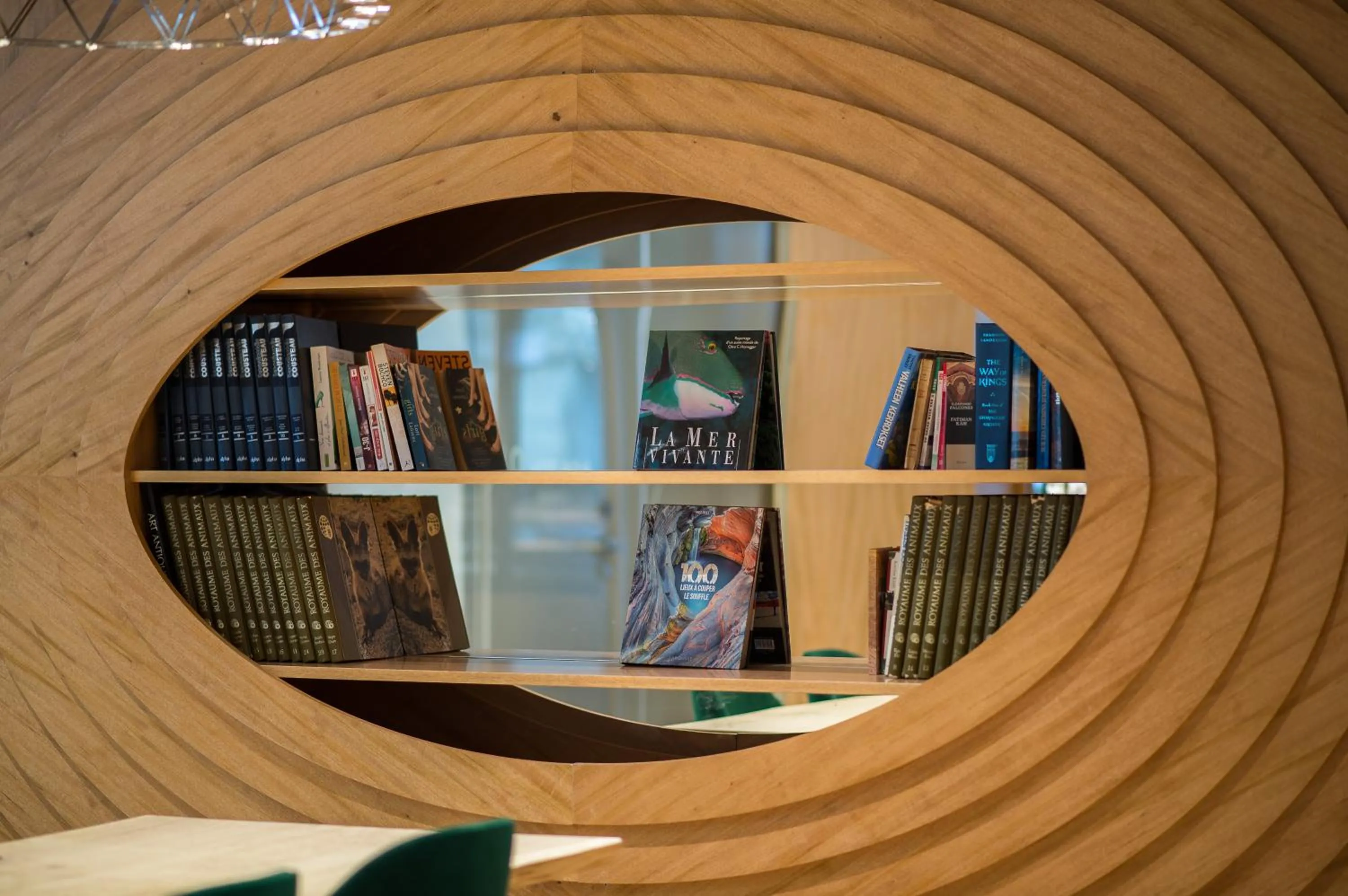 Library in 9Hotel Paquis