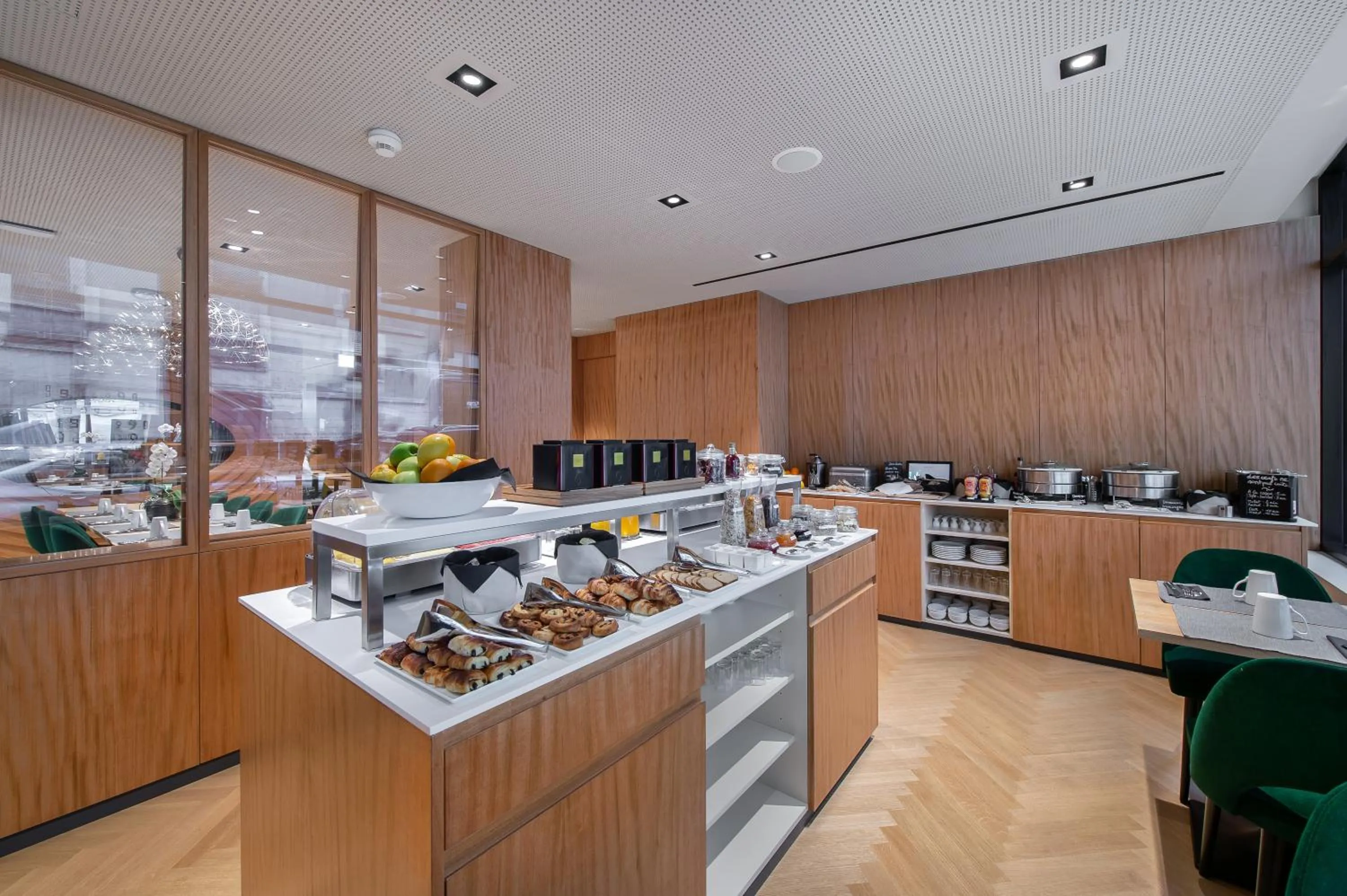 Buffet breakfast in 9Hotel Paquis