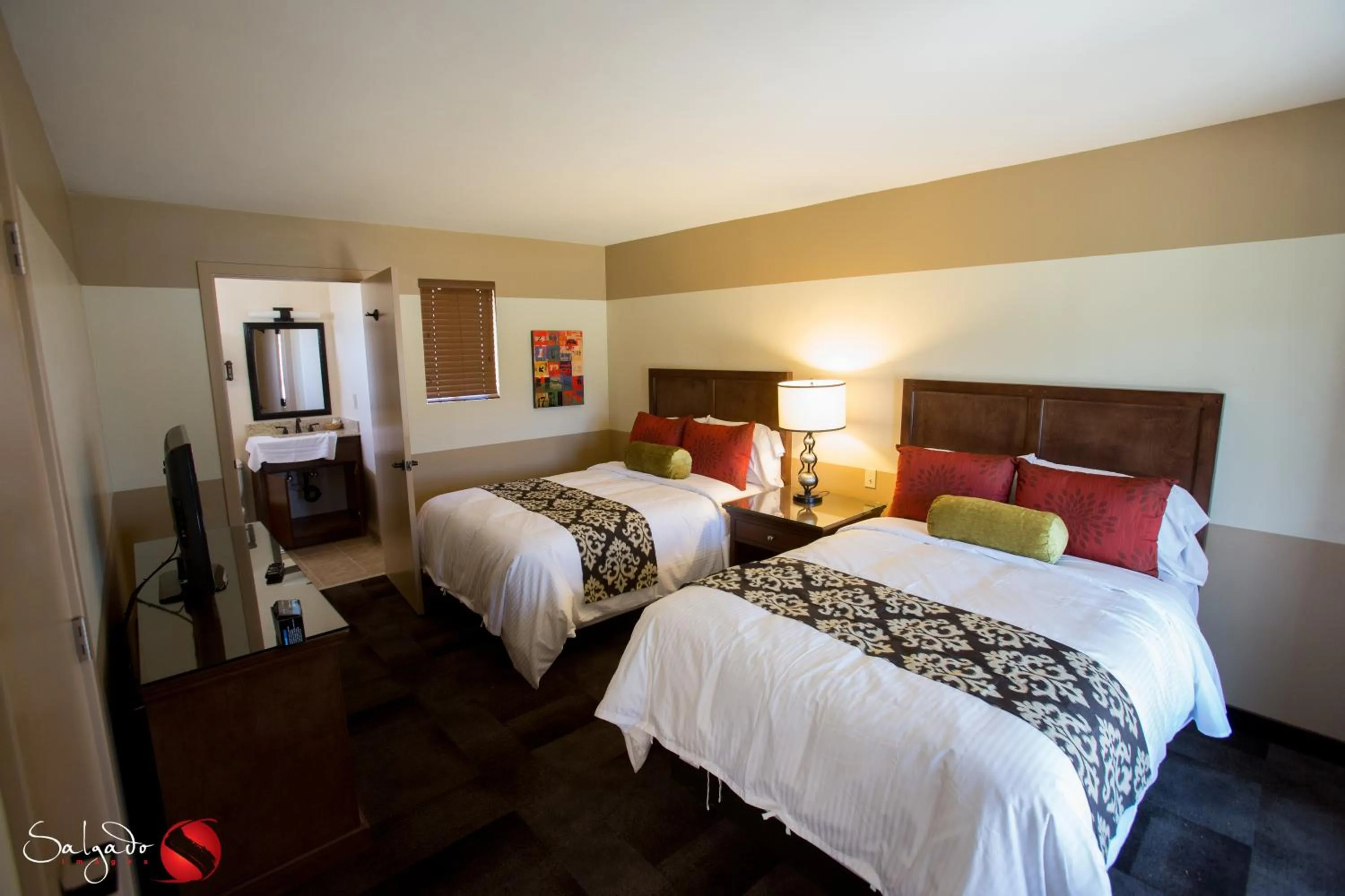 TV and multimedia in Carlton Oaks Lodge, an Ascend Collection Hotel