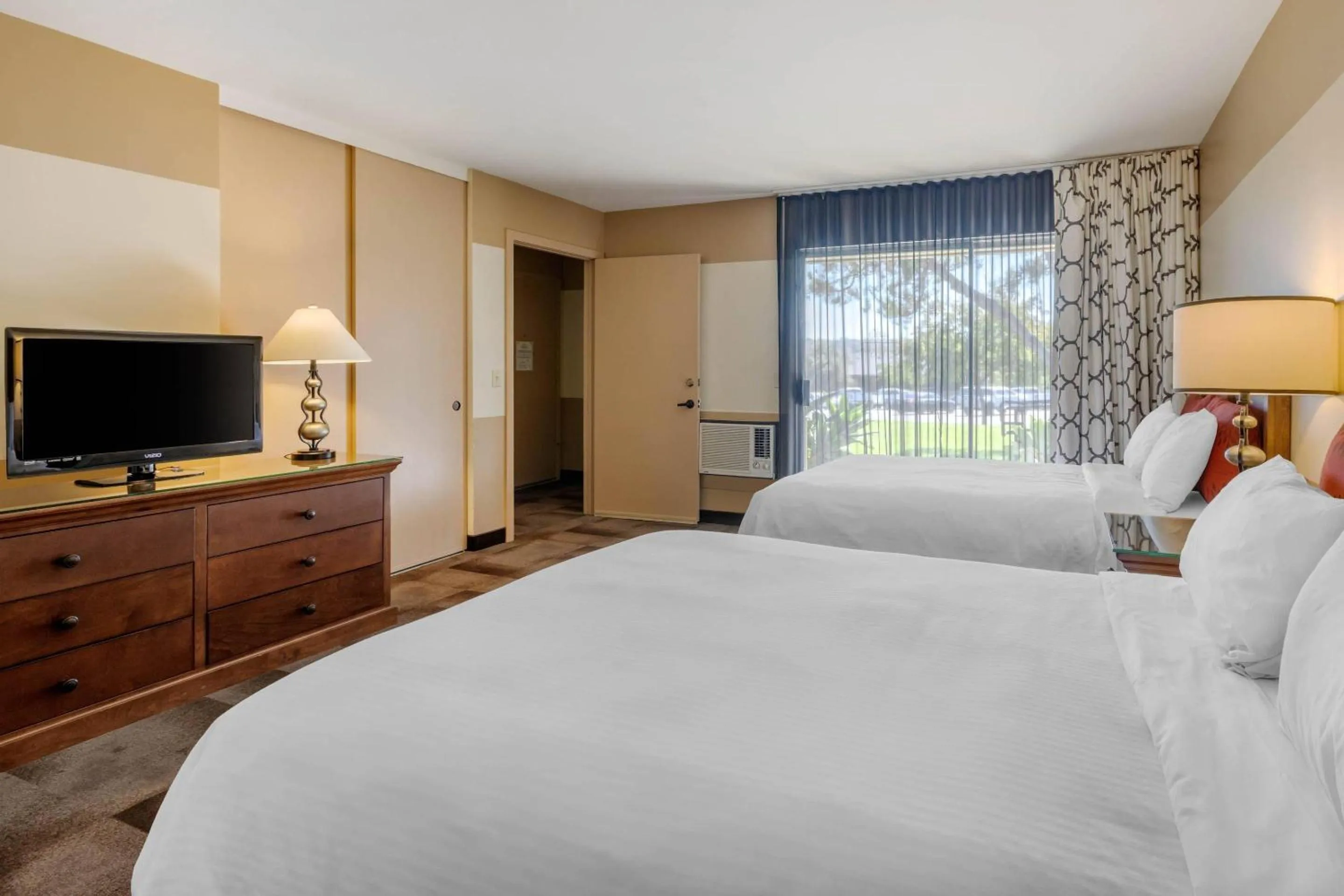 Bedroom in Carlton Oaks Lodge, an Ascend Collection Hotel