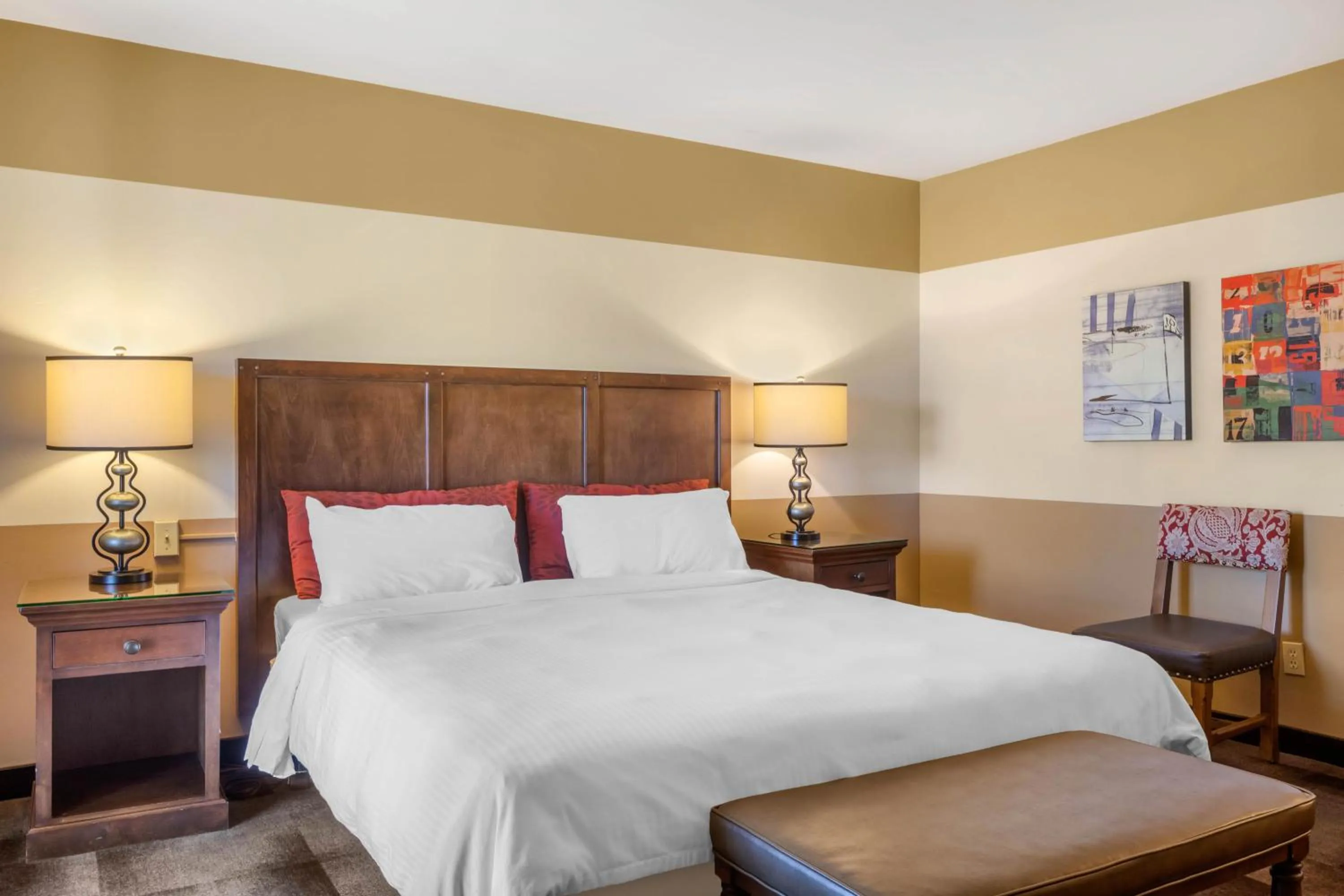 Bedroom in Carlton Oaks Lodge, an Ascend Collection Hotel