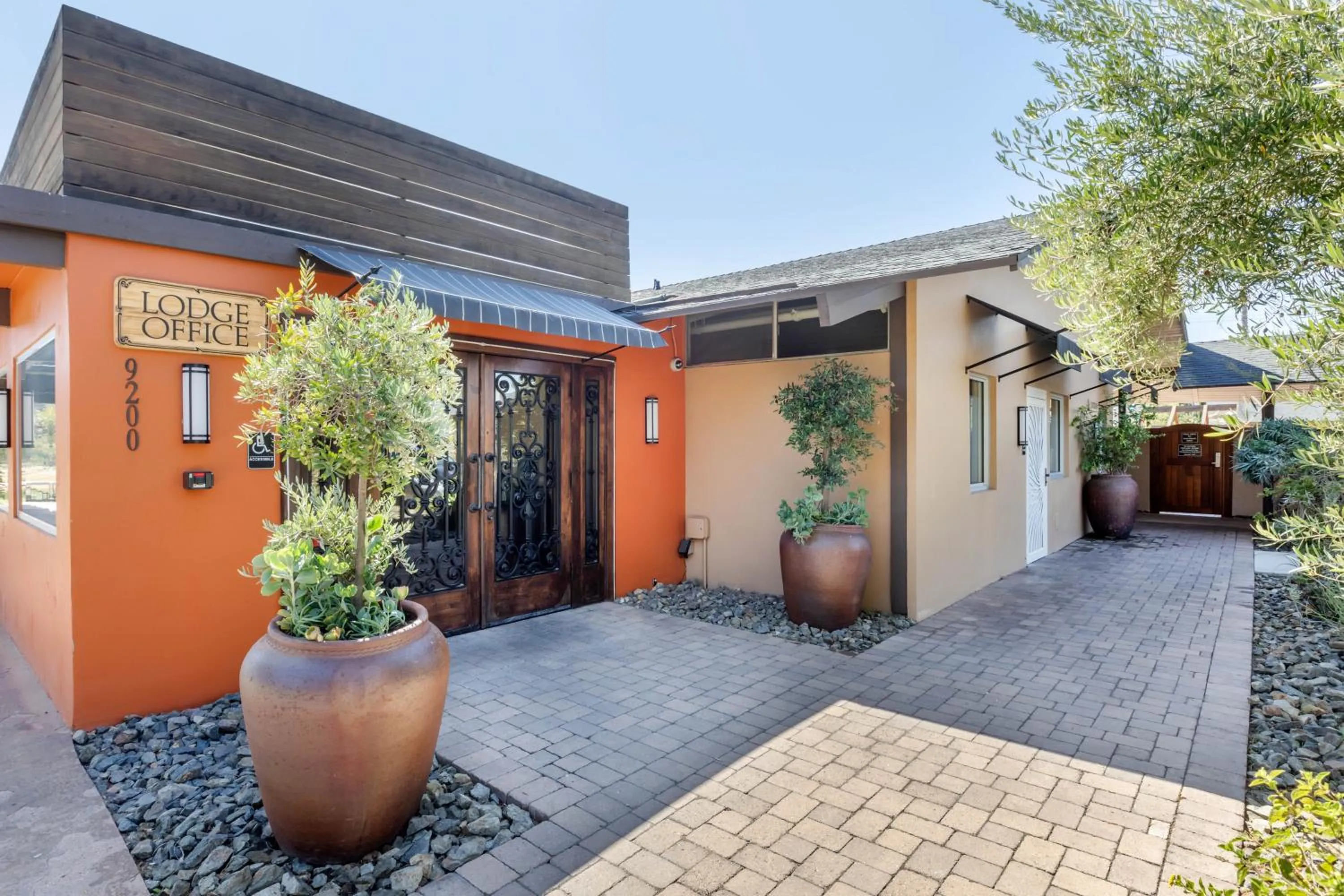 Facade/entrance in Carlton Oaks Lodge, an Ascend Collection Hotel