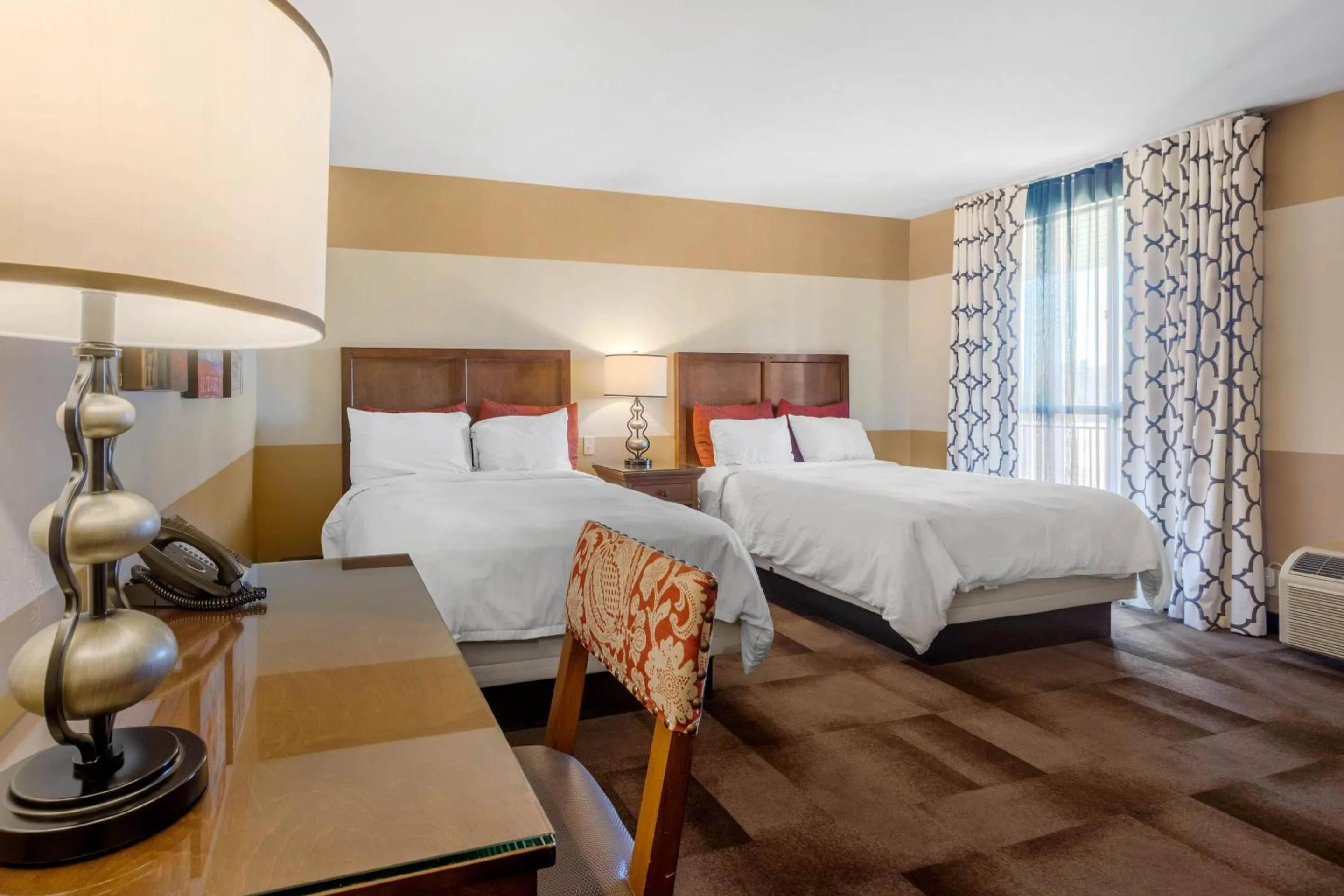 Bedroom in Carlton Oaks Lodge, an Ascend Collection Hotel