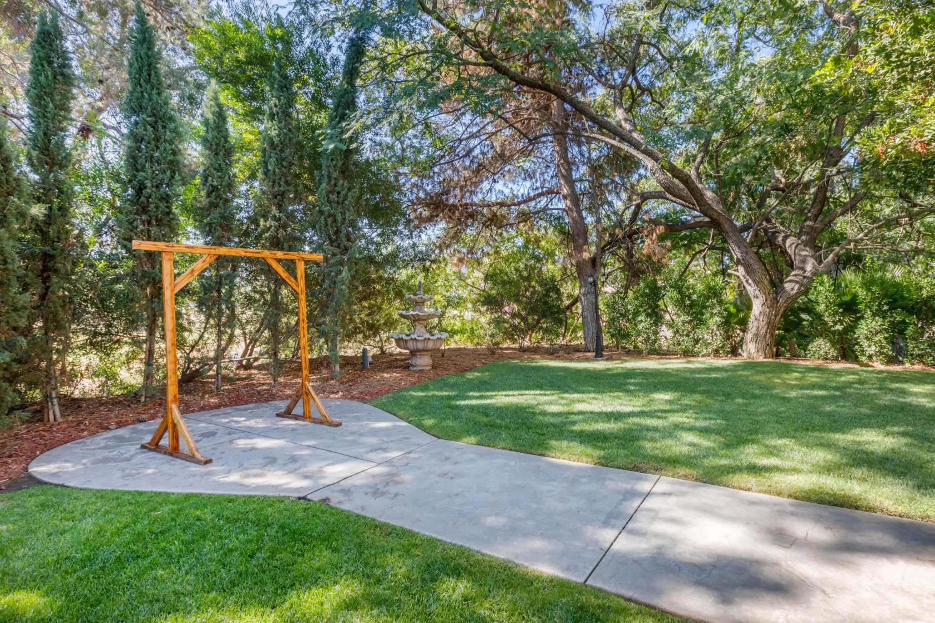 Garden in Carlton Oaks Lodge, an Ascend Collection Hotel
