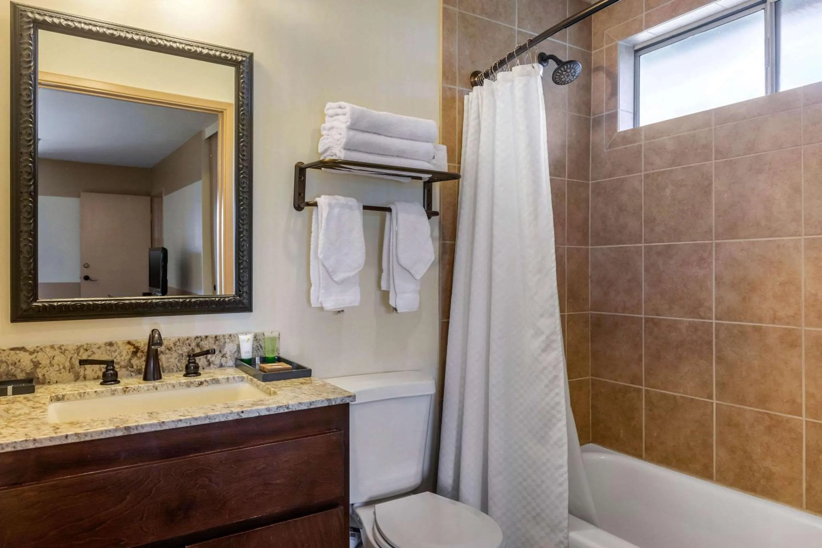 Bedroom in Carlton Oaks Lodge, an Ascend Collection Hotel