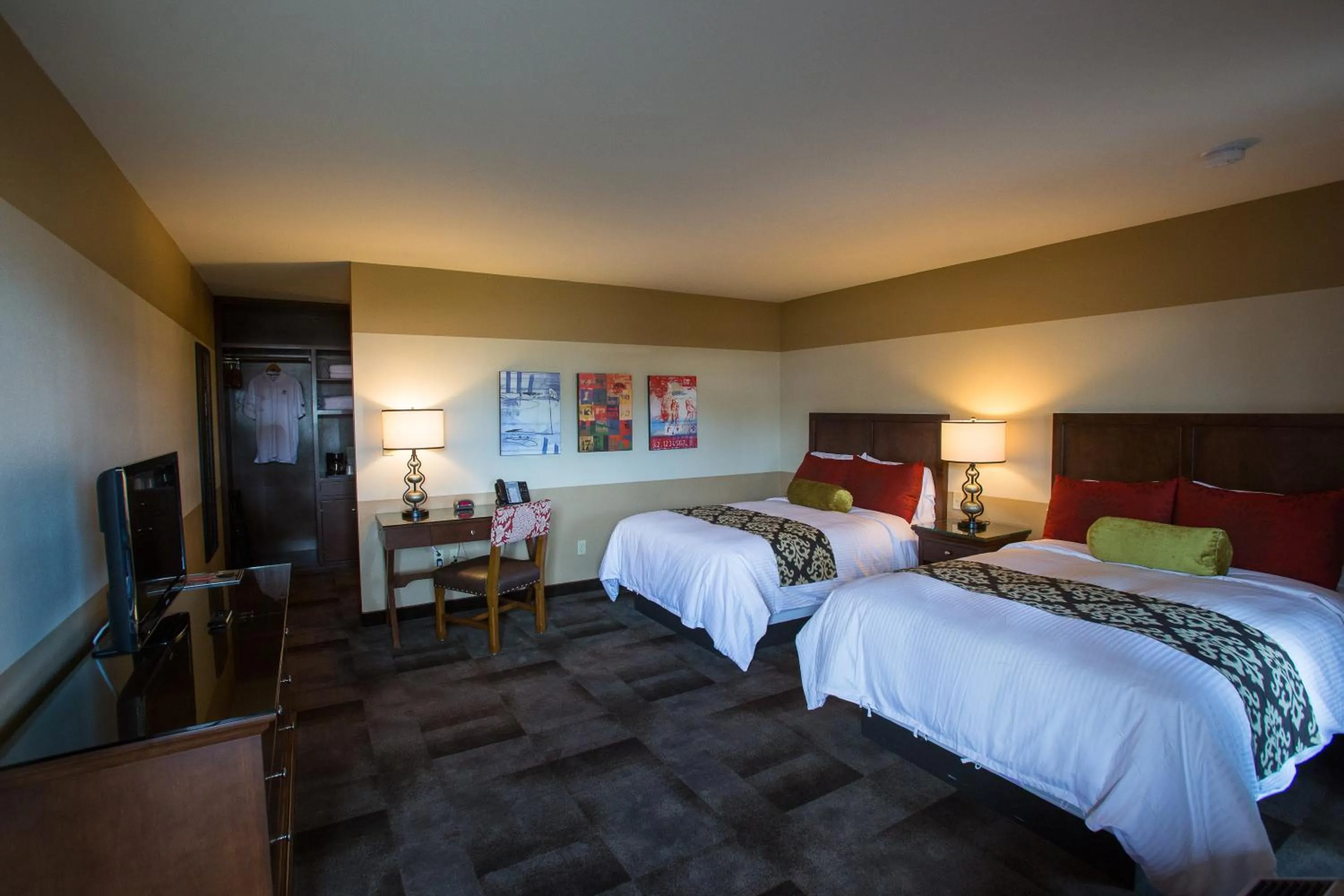 Photo of the whole room in Carlton Oaks Lodge, an Ascend Collection Hotel