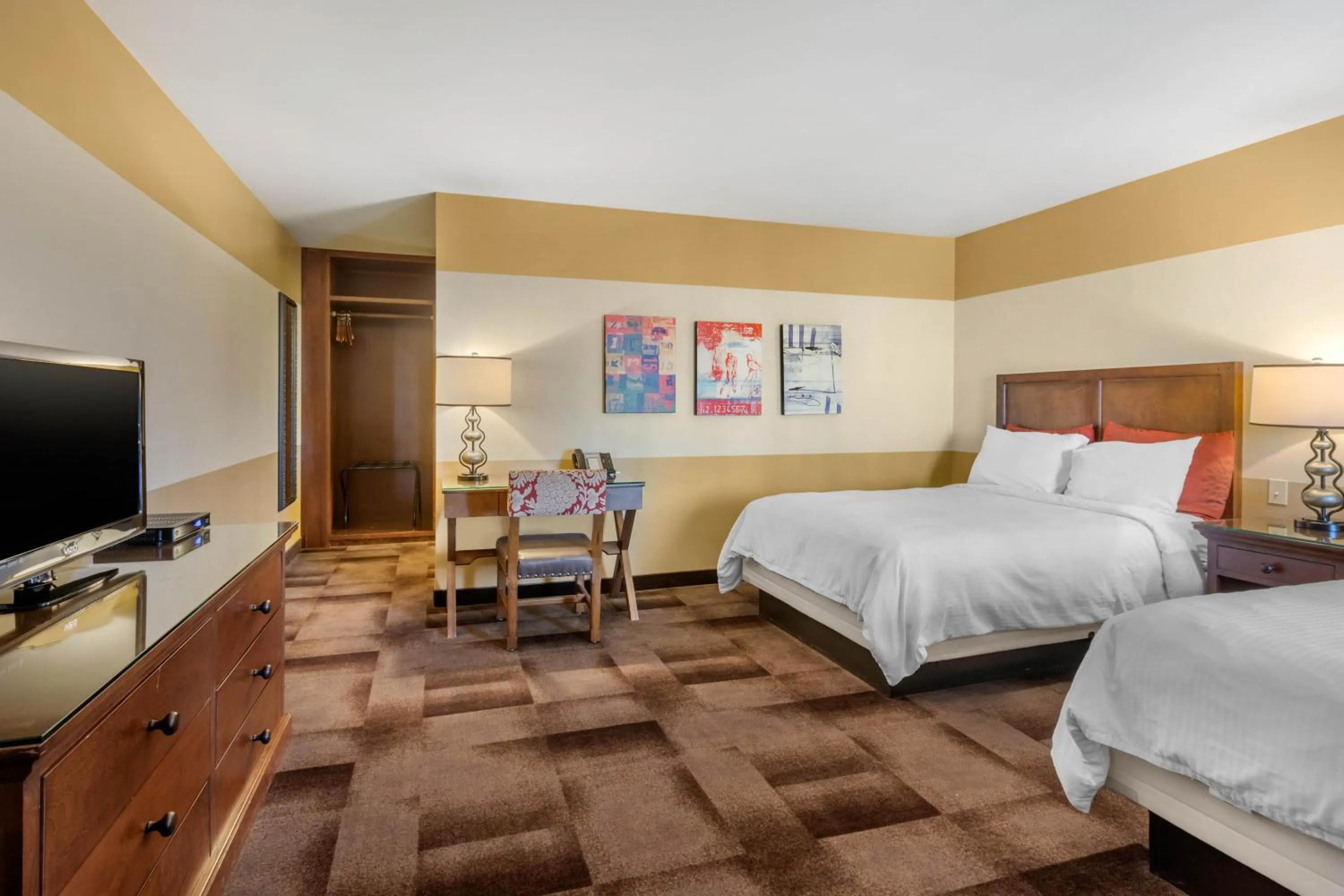 Photo of the whole room in Carlton Oaks Lodge, an Ascend Collection Hotel