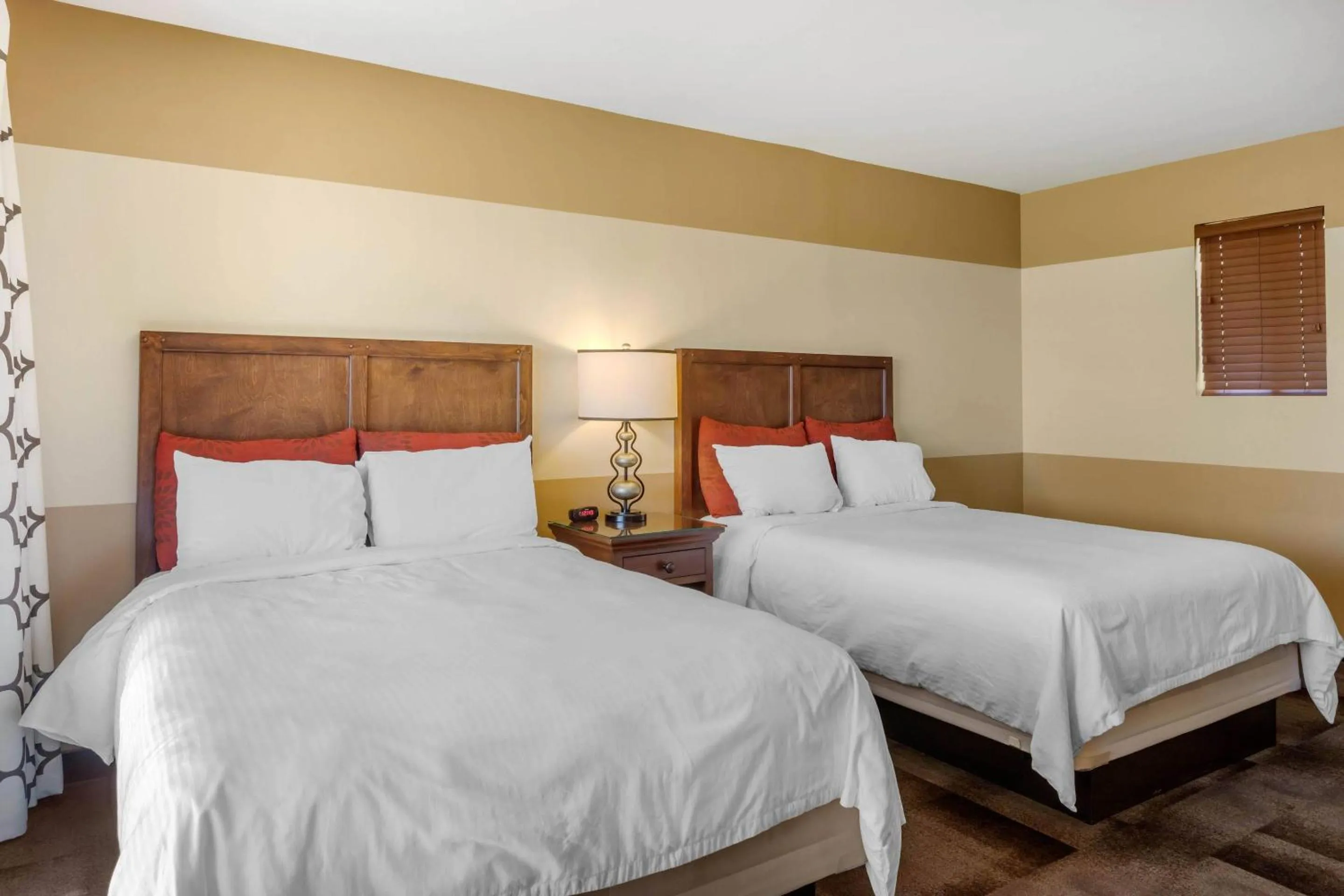 Bedroom in Carlton Oaks Lodge, an Ascend Collection Hotel