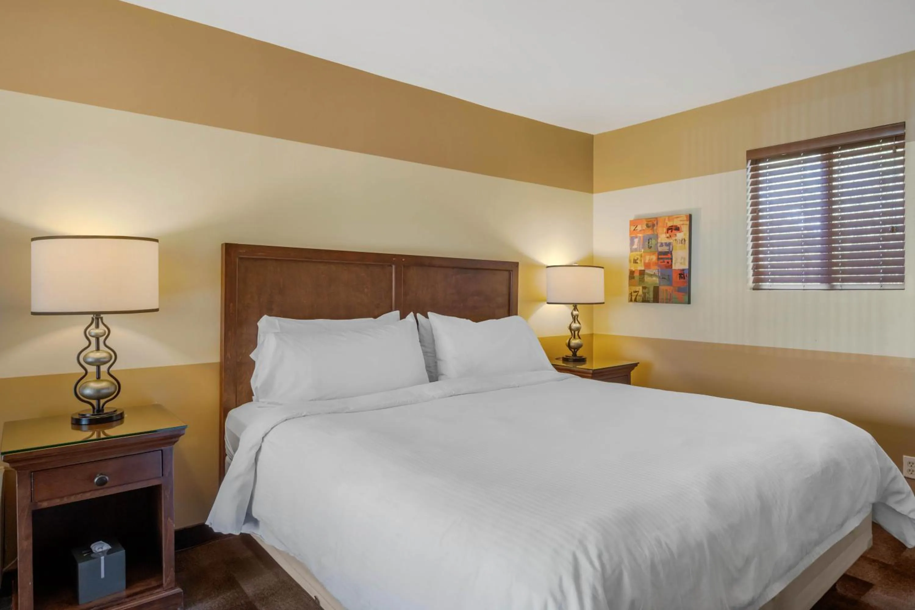 Bedroom in Carlton Oaks Lodge, an Ascend Collection Hotel