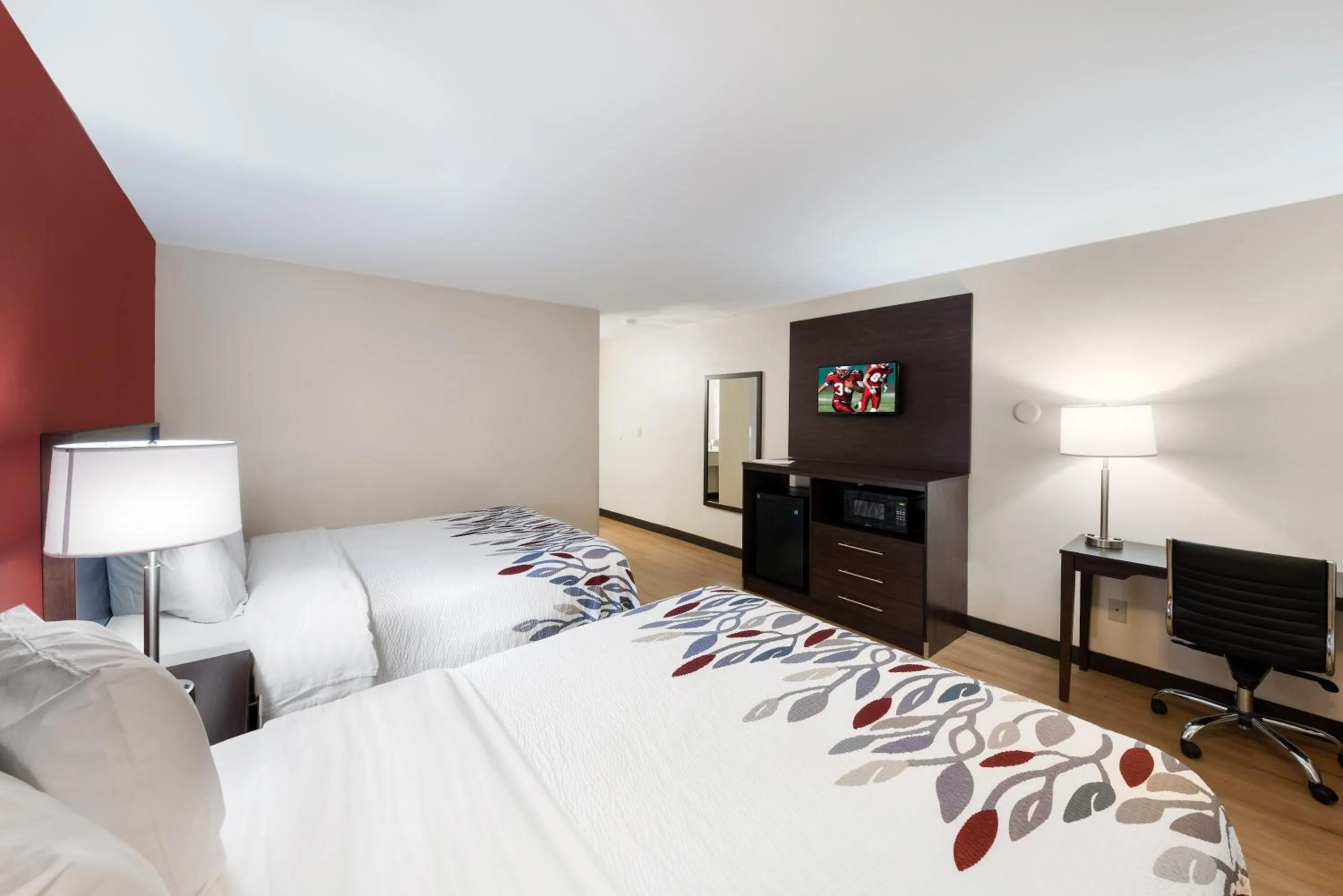 Photo of the whole room, Bed in Red Roof Inn Fort Wayne