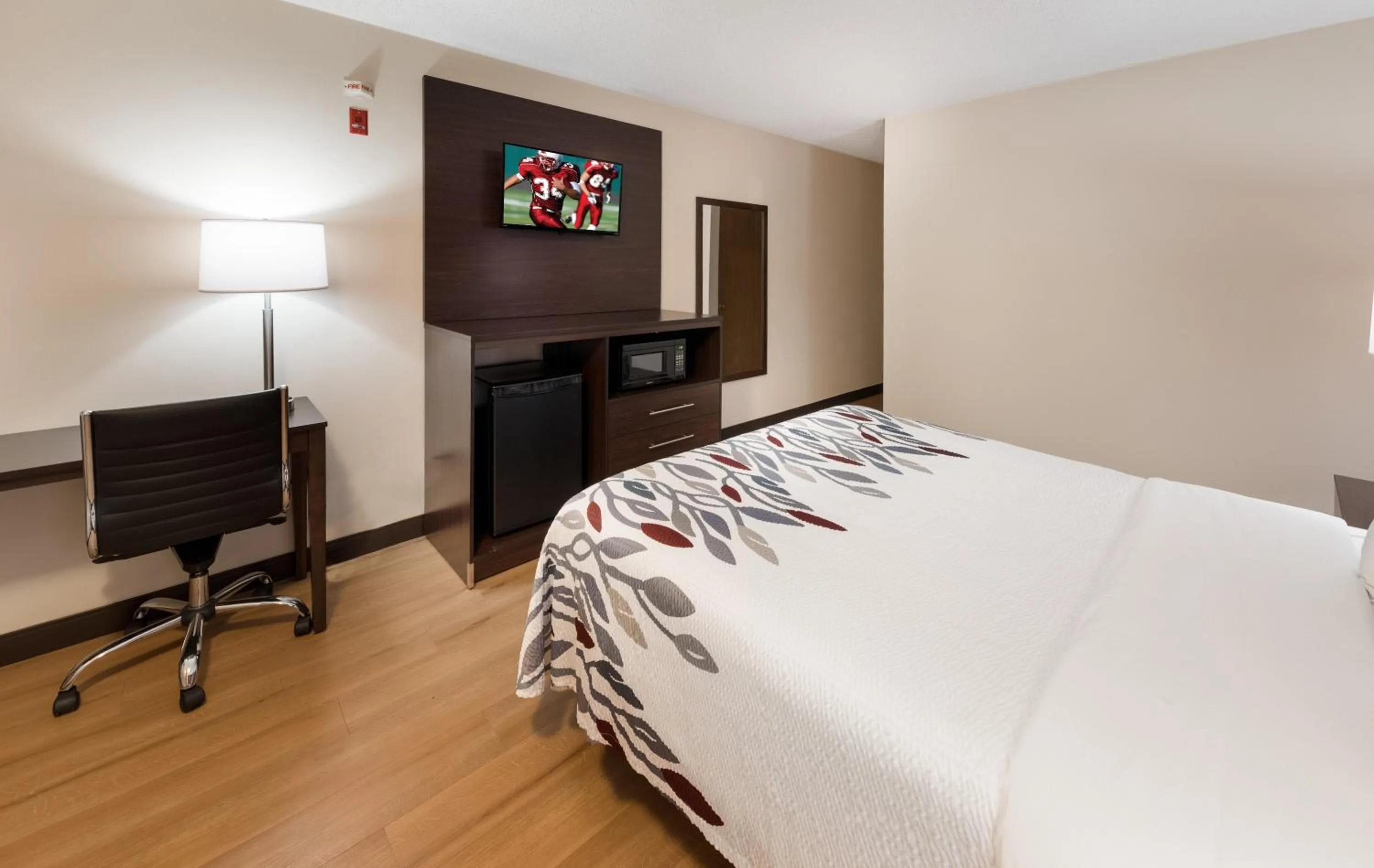 Photo of the whole room, Bed in Red Roof Inn Fort Wayne