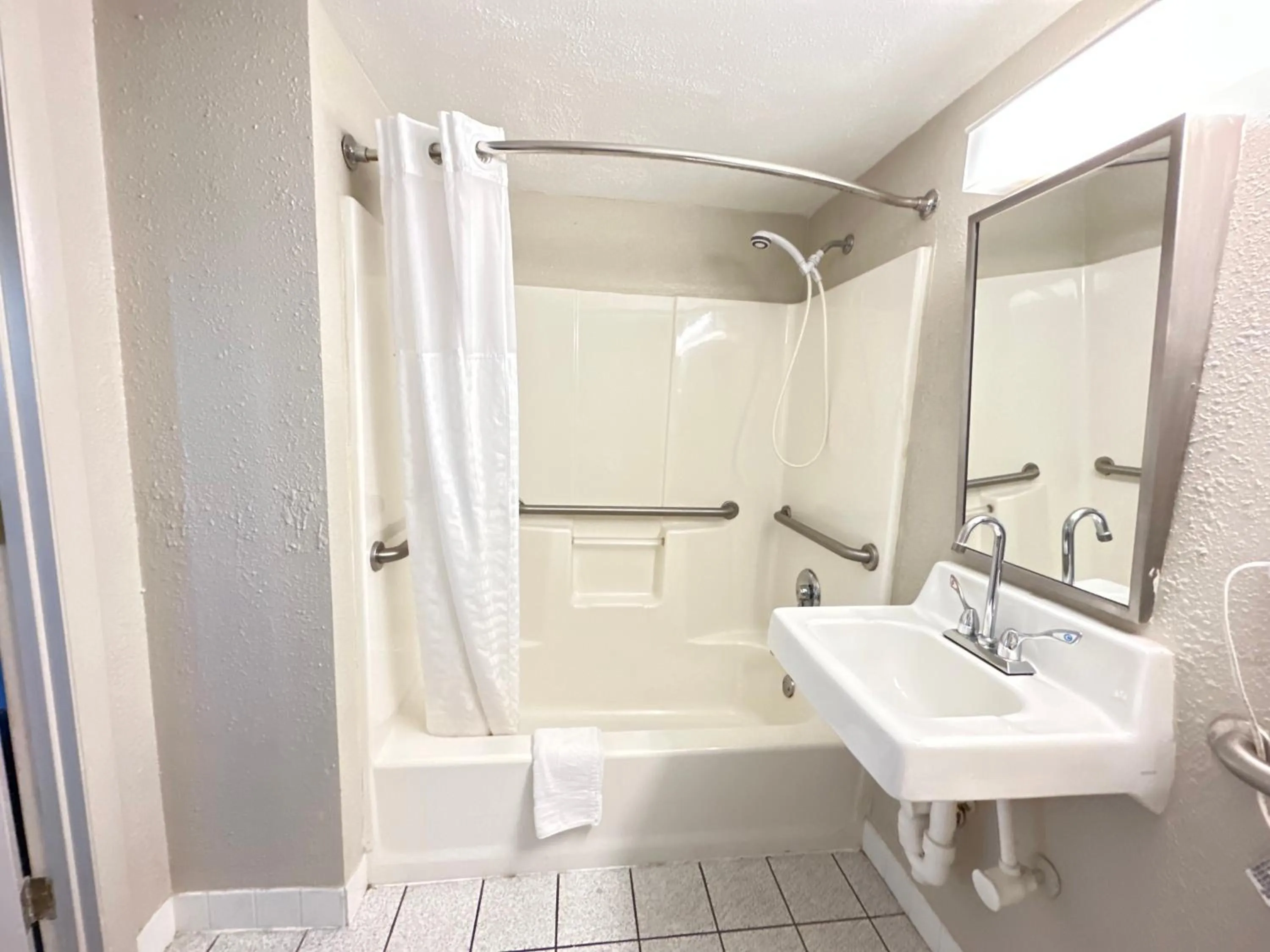 Shower in Inn at Lebanon - Hershey & Manheim area