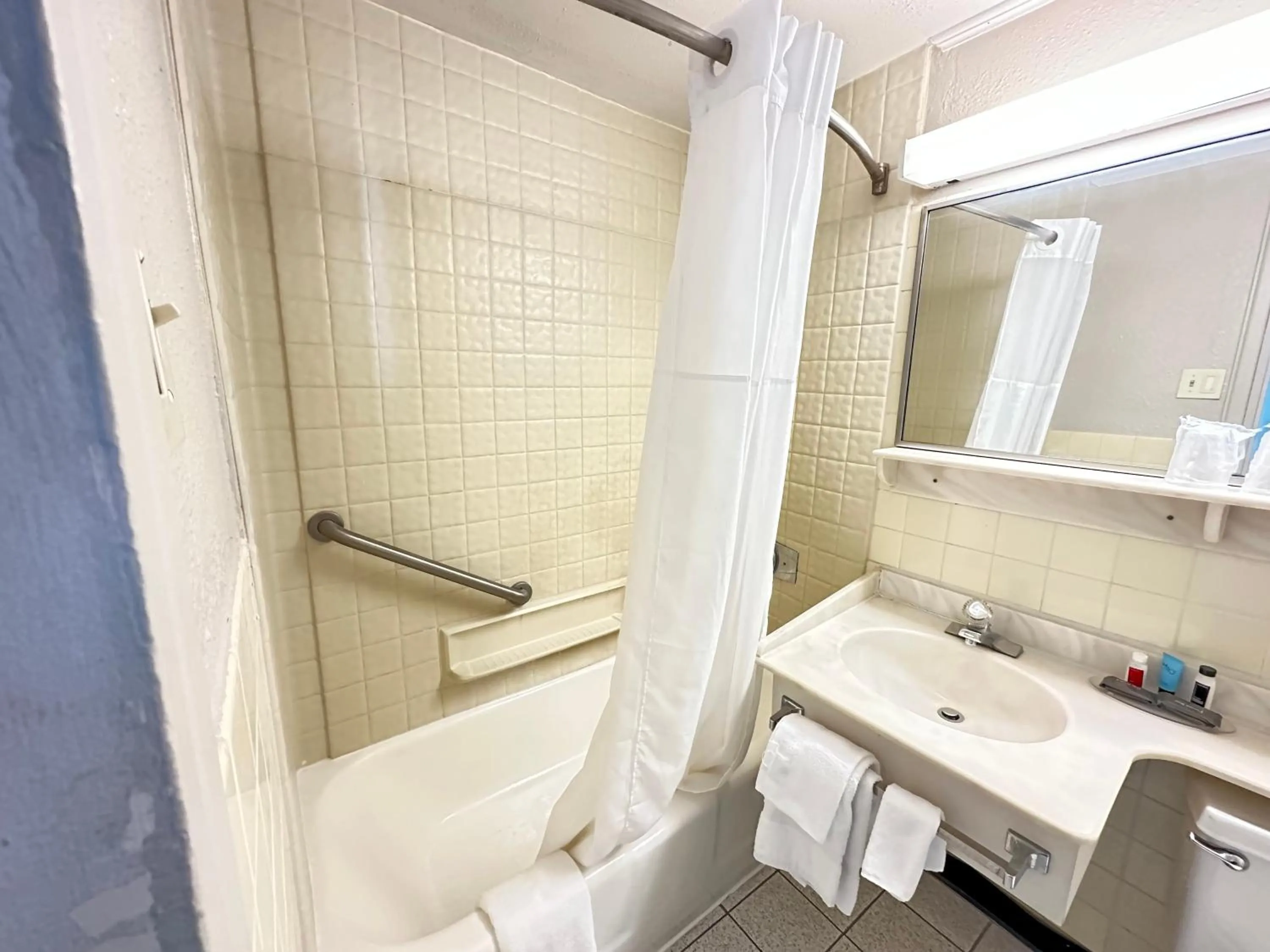 Shower in Inn at Lebanon - Hershey & Manheim area