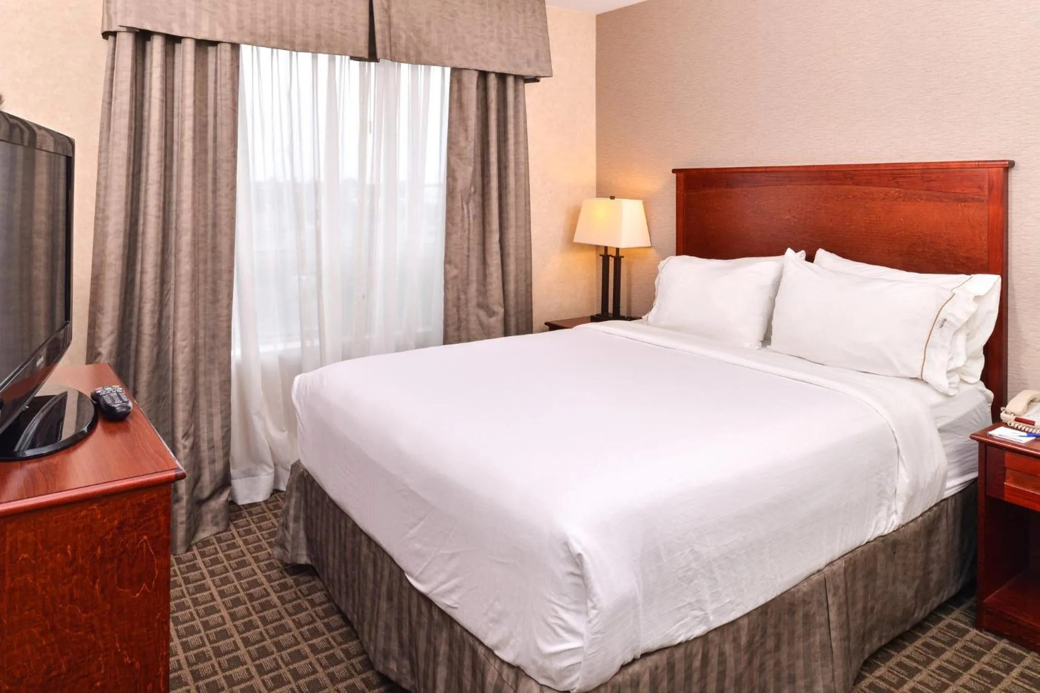 Photo of the whole room, Bed in Holiday Inn Express Edmonton North by IHG