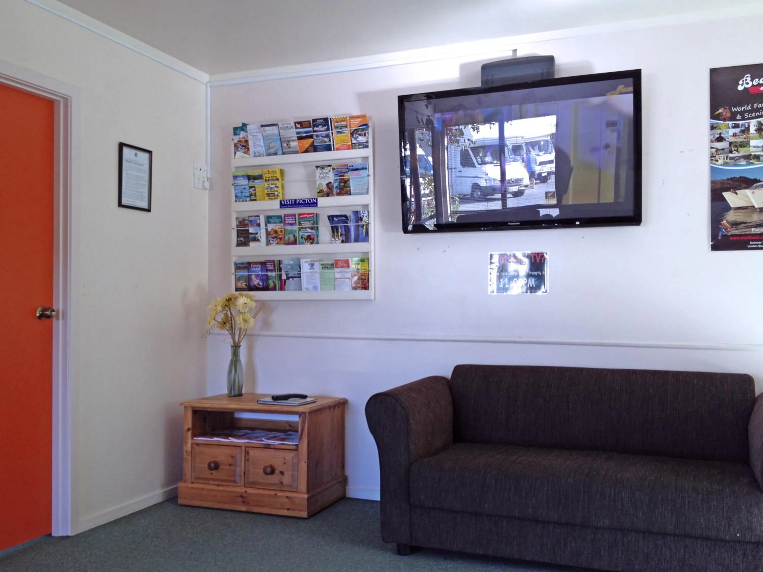 Communal lounge/ TV room in Picton Campervan Park