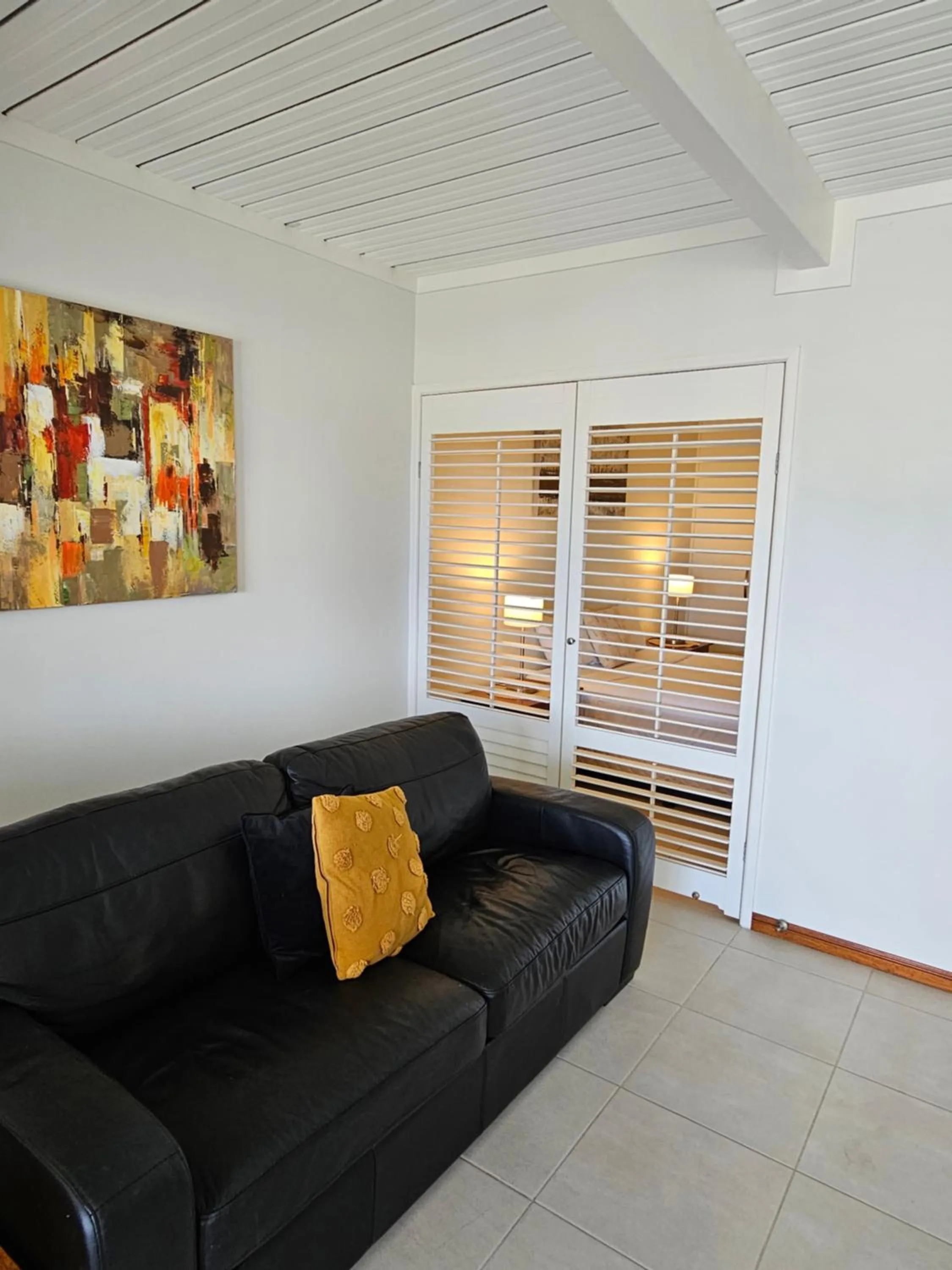 Living room in Airlie Seaview Apartments