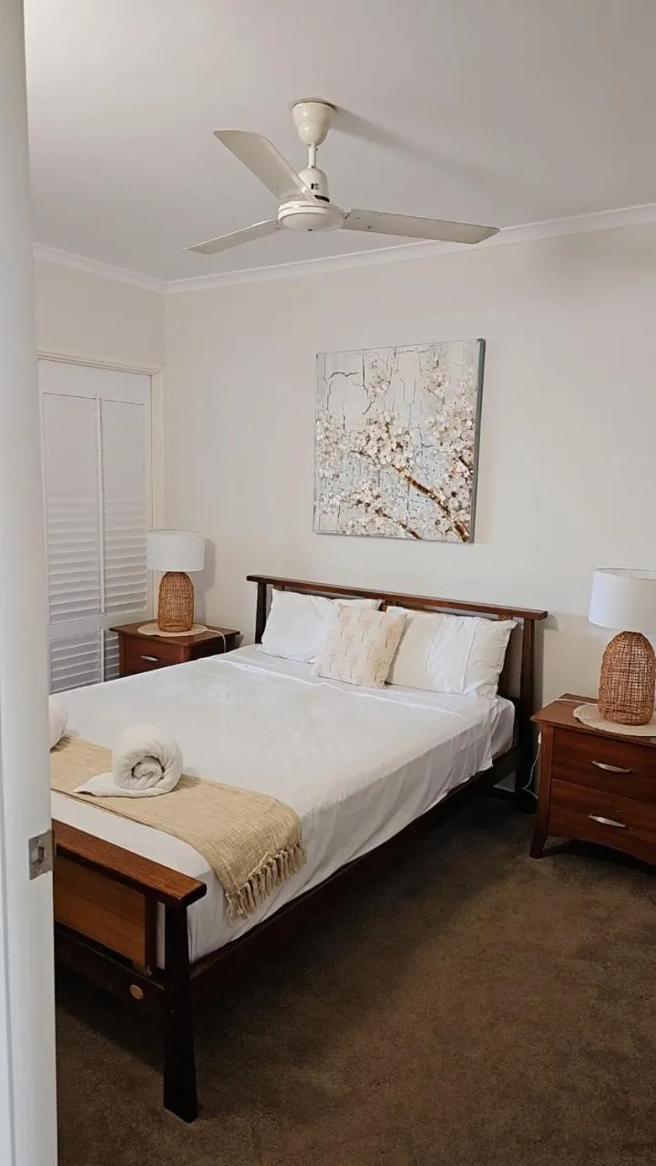 Bedroom, Bed in Airlie Seaview Apartments