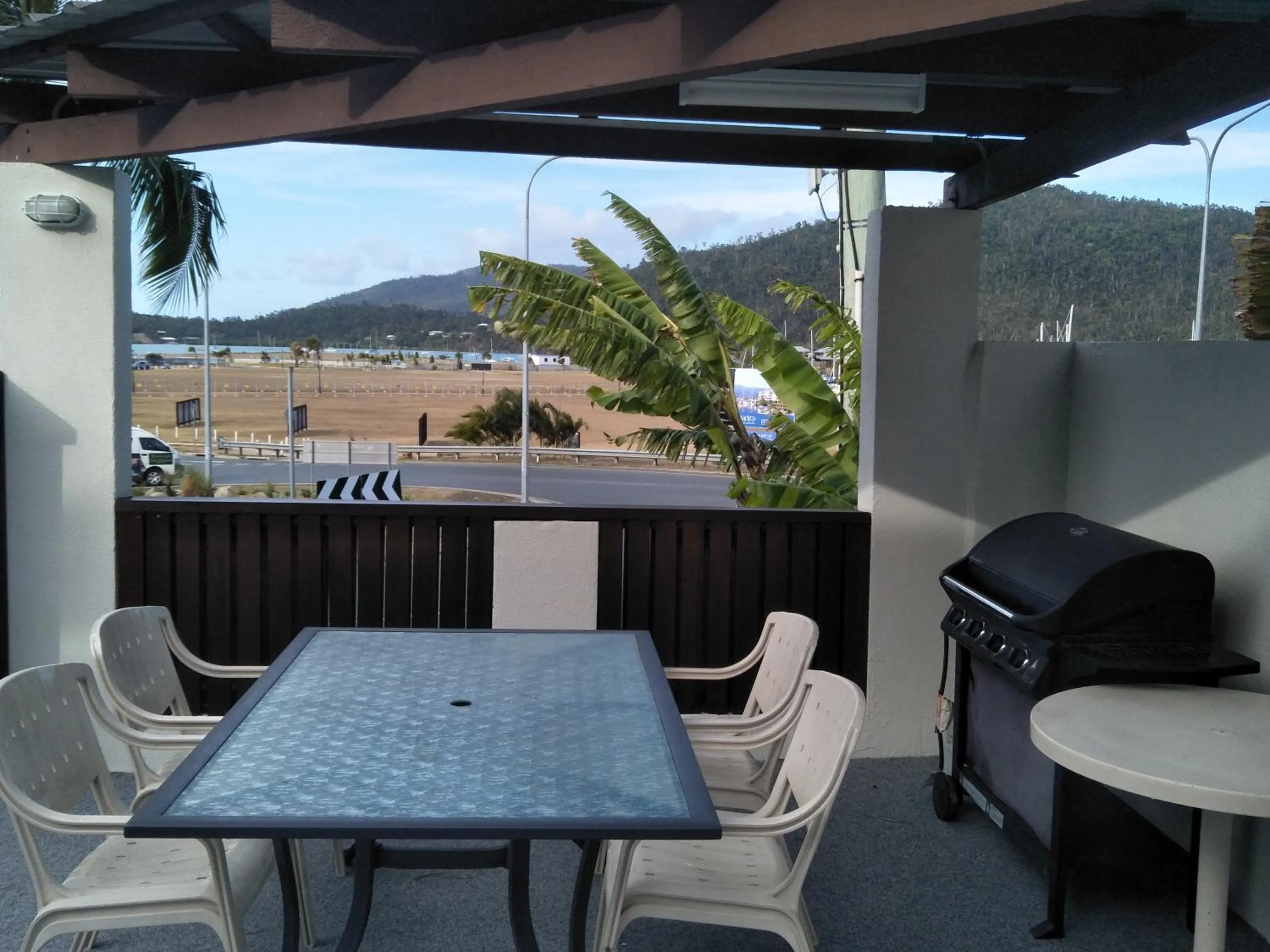 BBQ facilities in Airlie Seaview Apartments