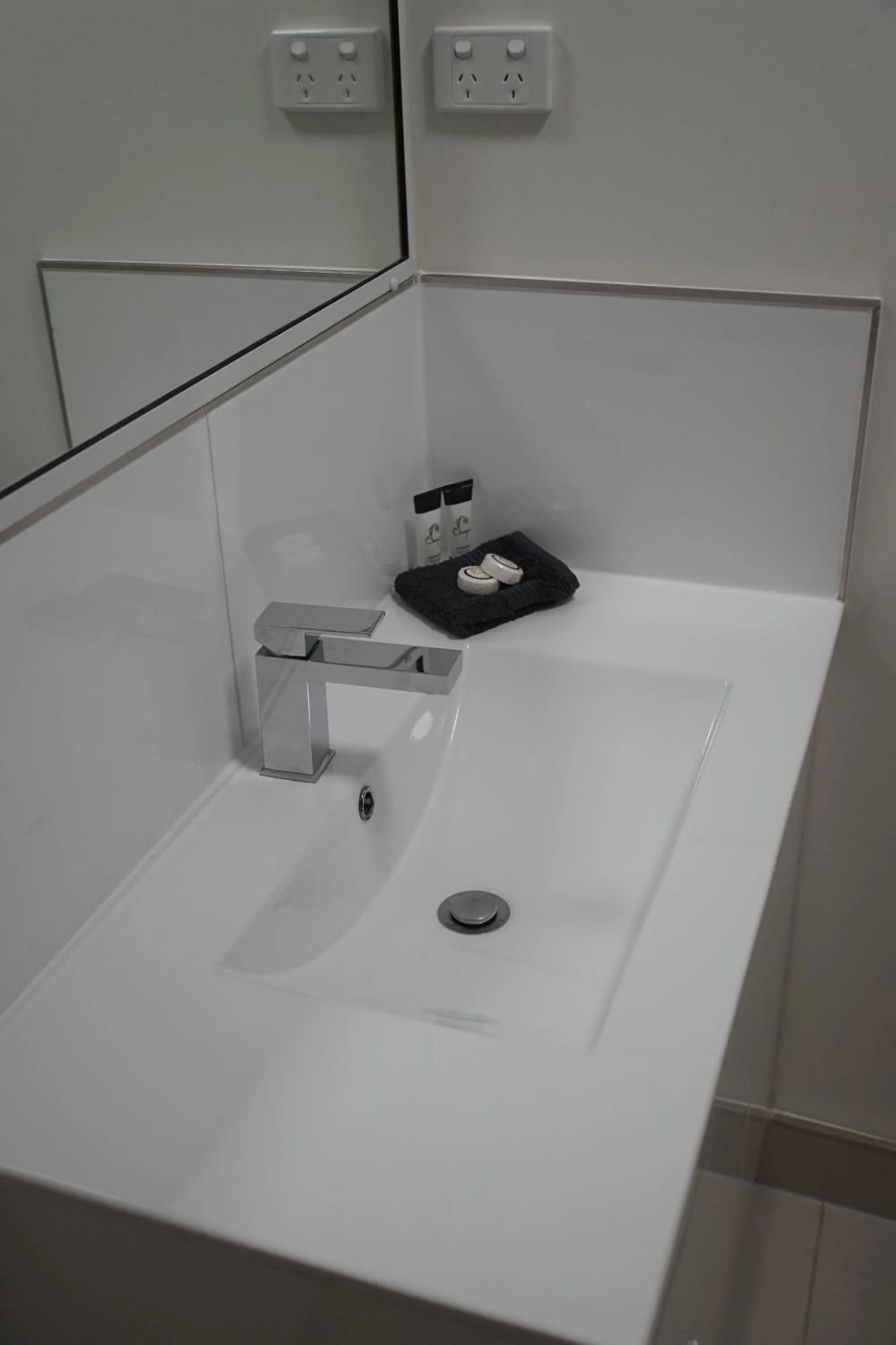 Bathroom in Airlie Seaview Apartments