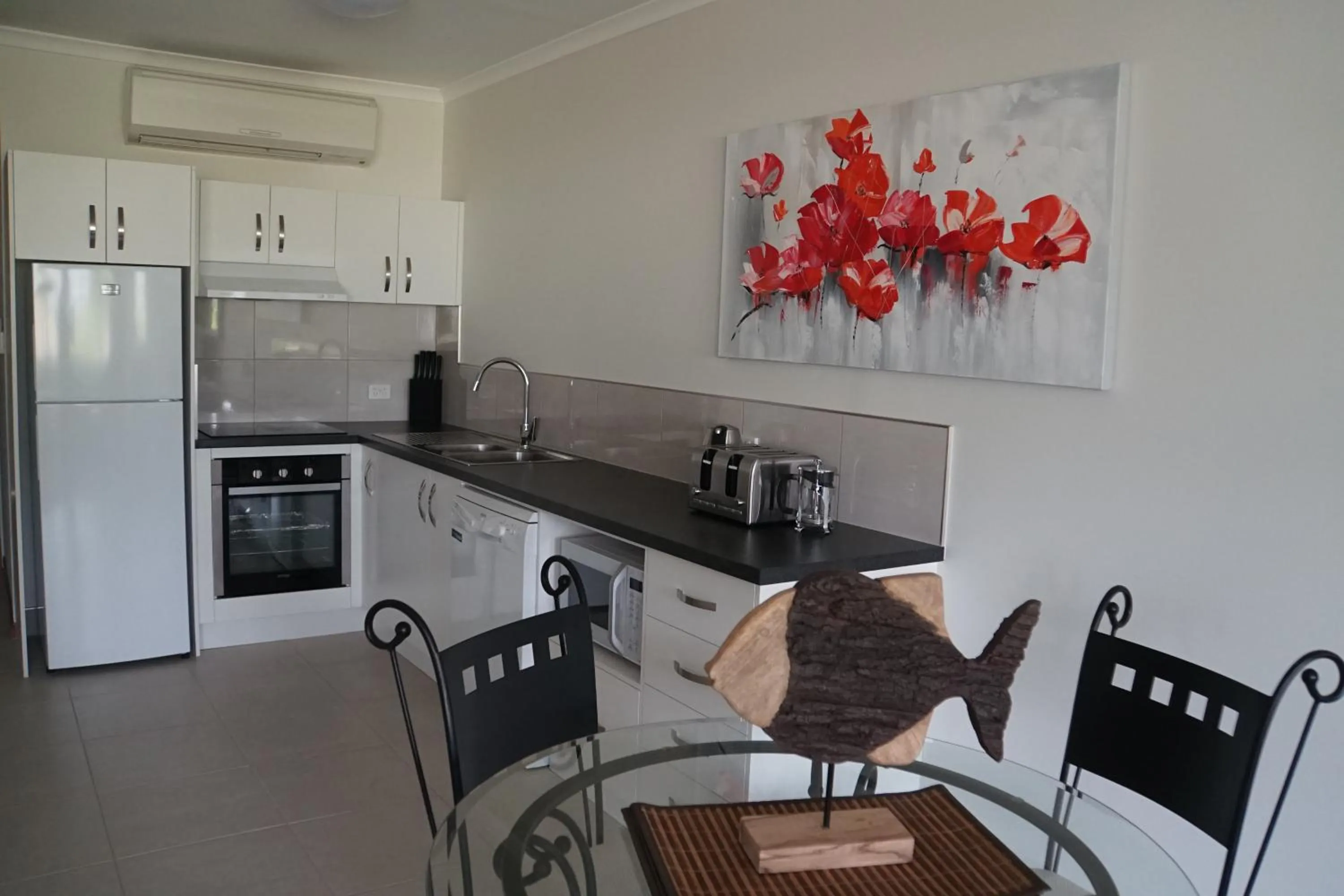 Dining area in Airlie Seaview Apartments