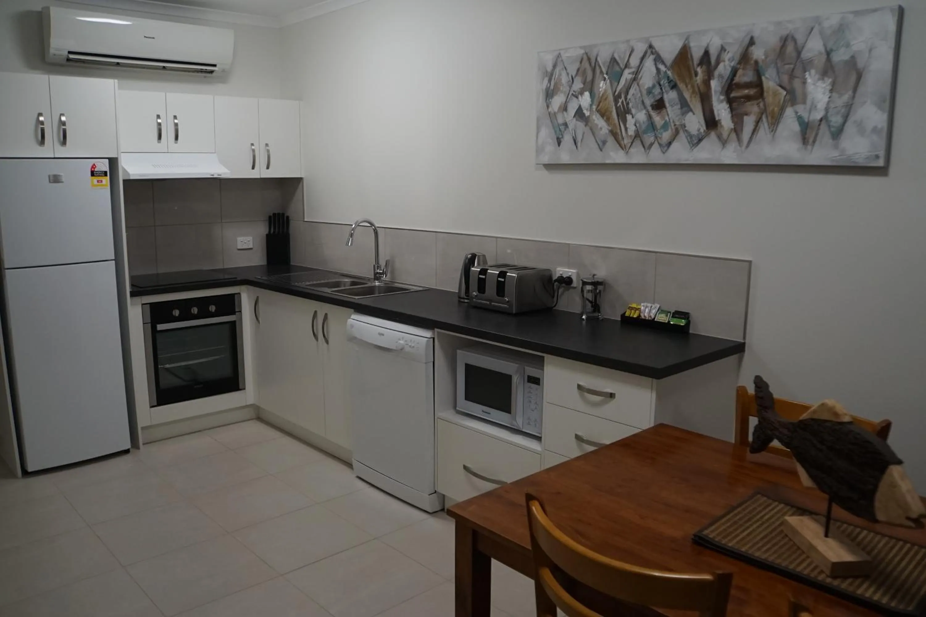 kitchen in Airlie Seaview Apartments