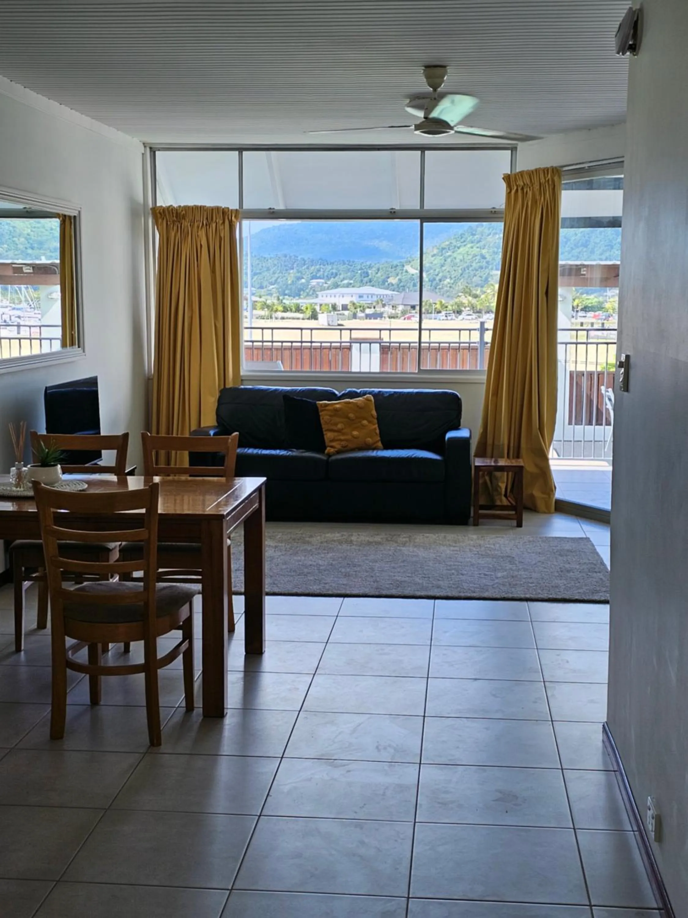 Dining area in Airlie Seaview Apartments