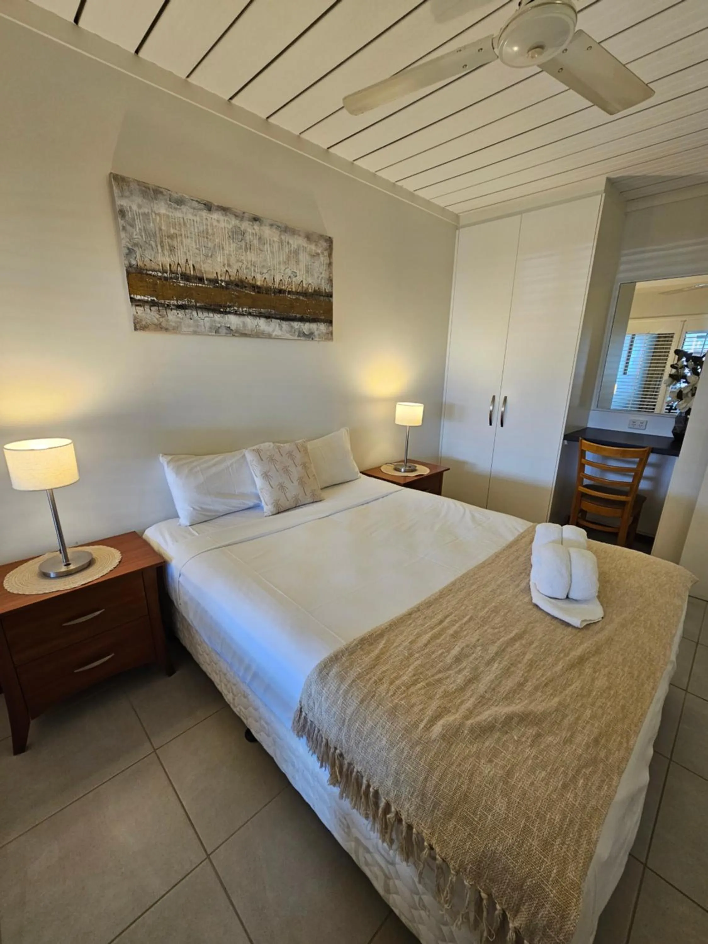 Bedroom, Bed in Airlie Seaview Apartments