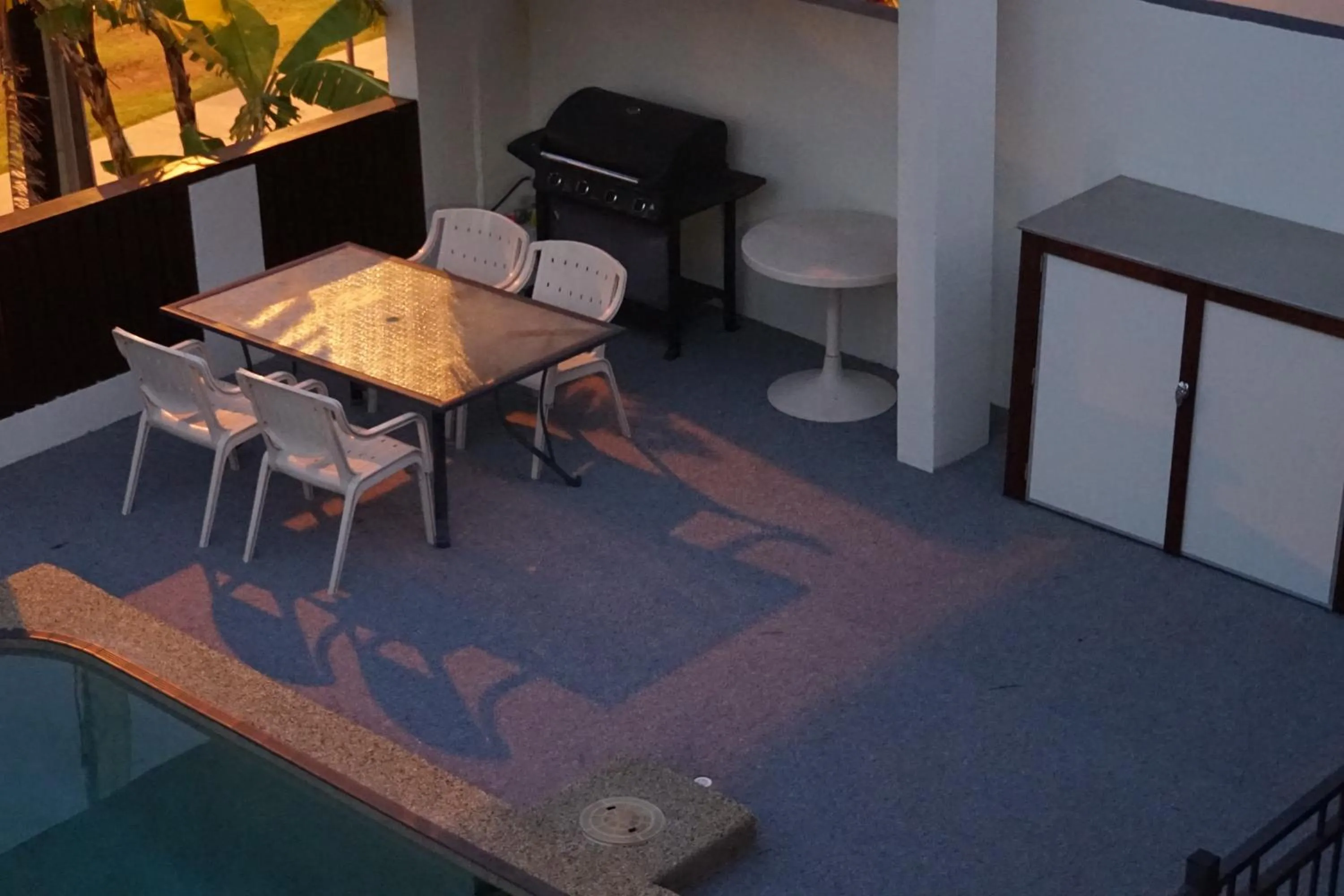 BBQ facilities in Airlie Seaview Apartments