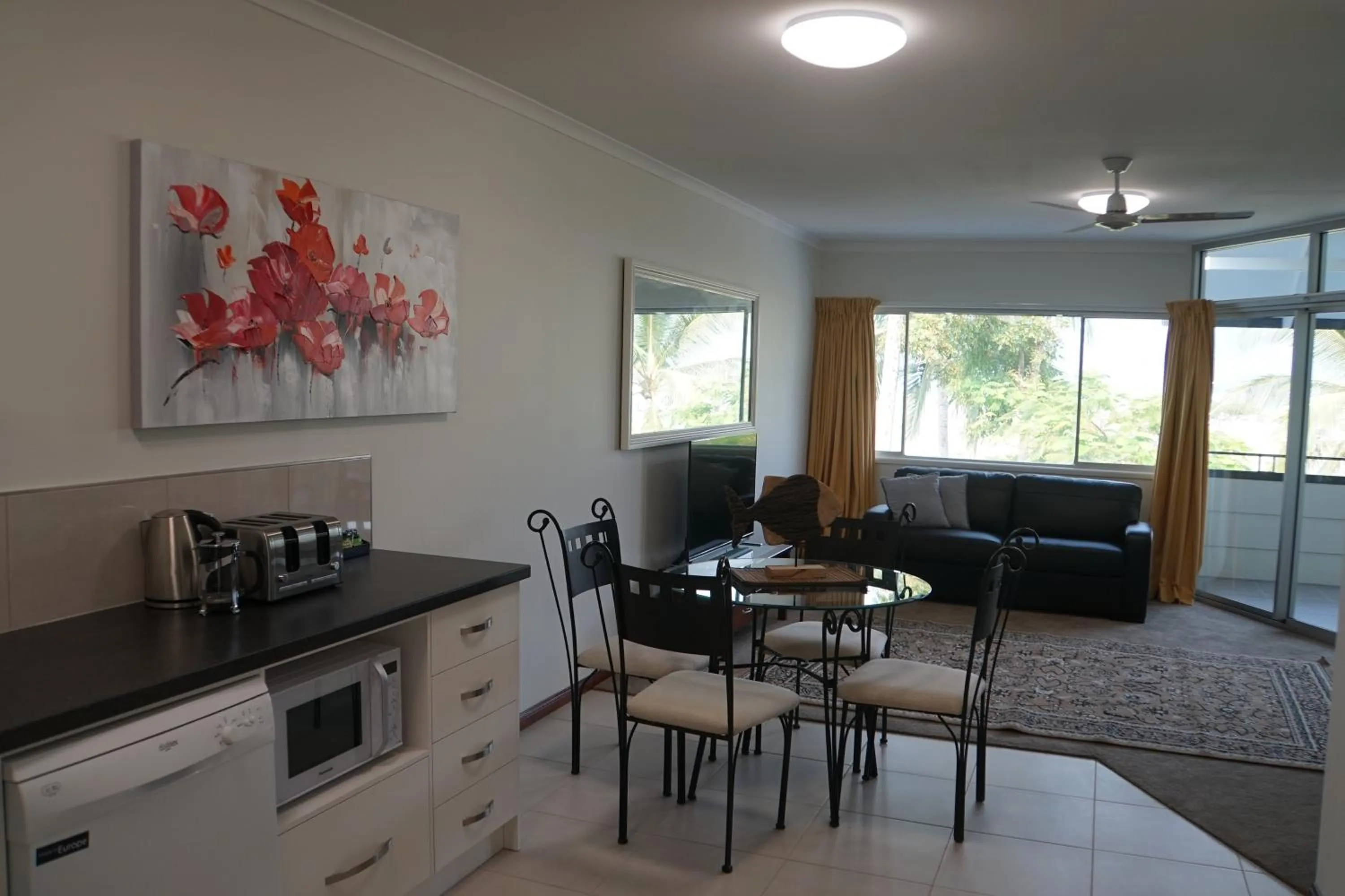Living room in Airlie Seaview Apartments