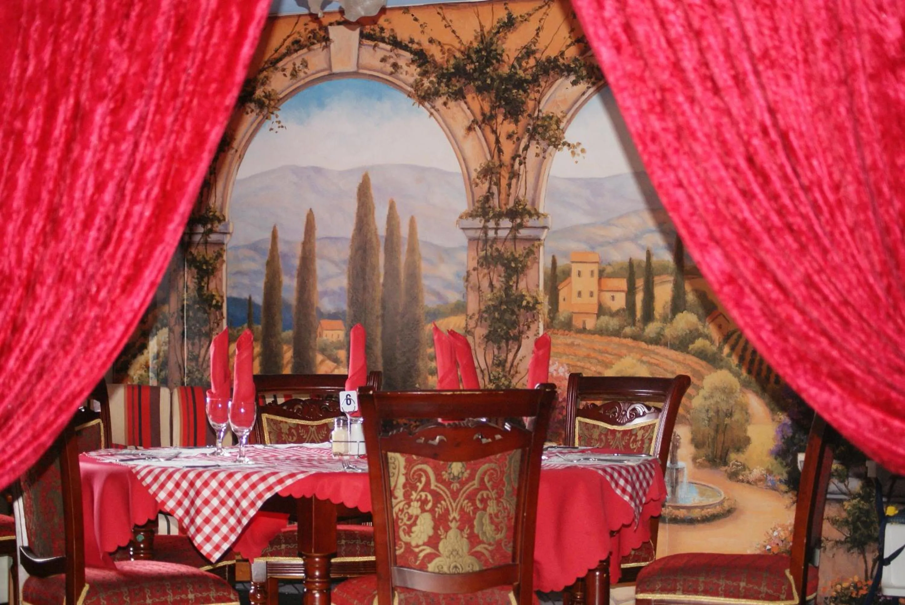 Restaurant/places to eat in Little Italy Hotel