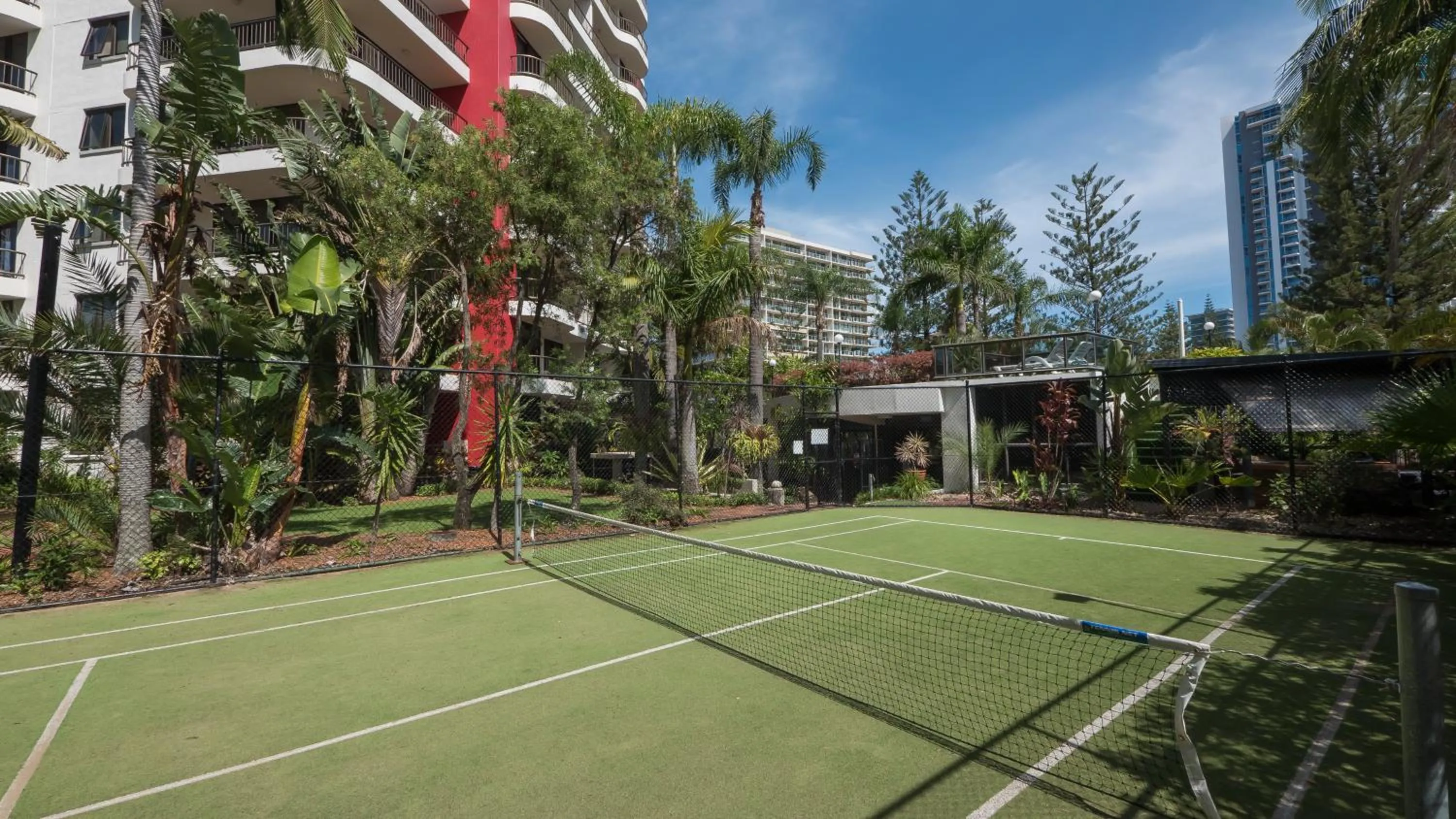 Tennis court in Alexander Holiday Apartments