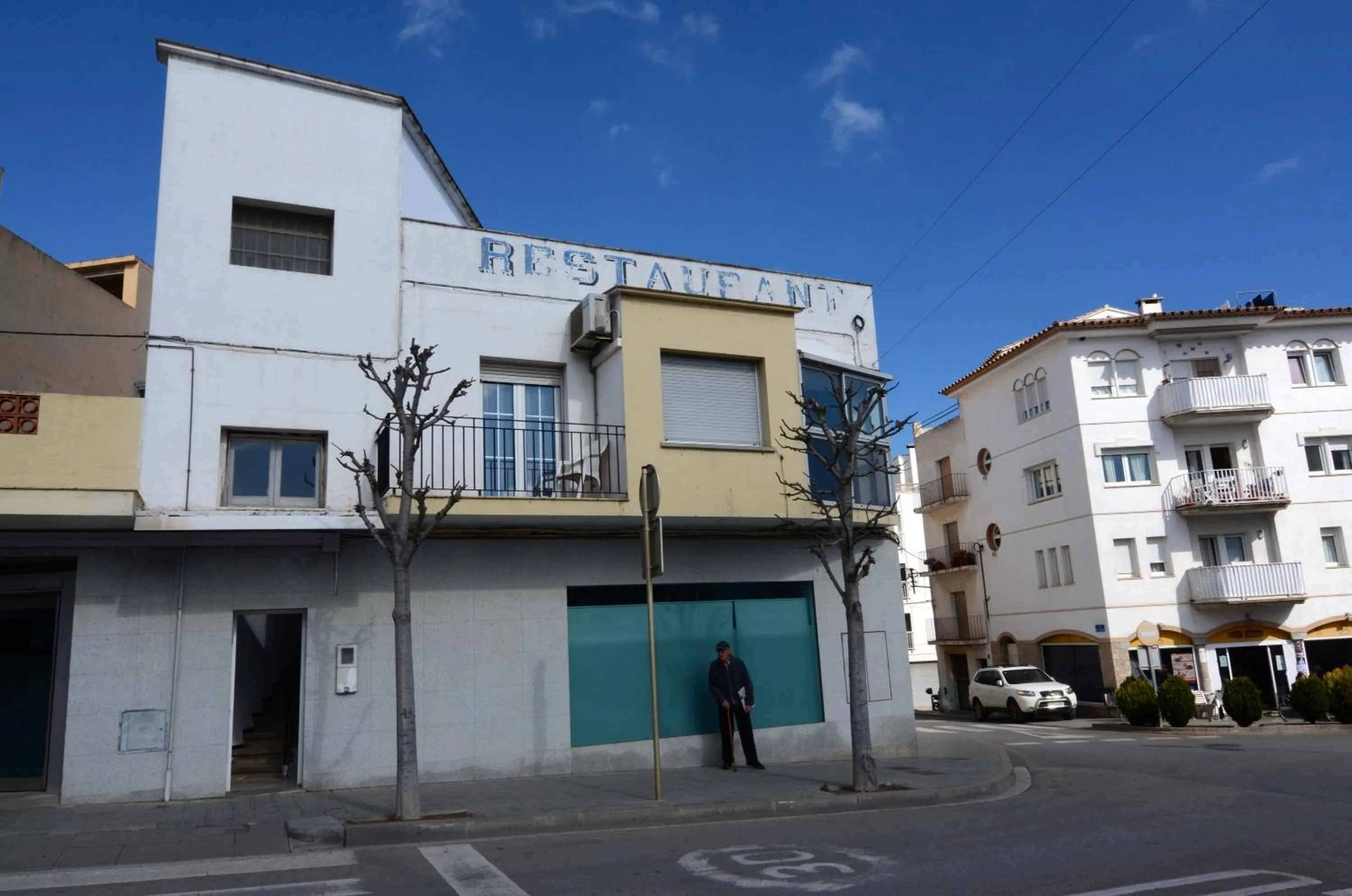 Facade/entrance in Les Escoles