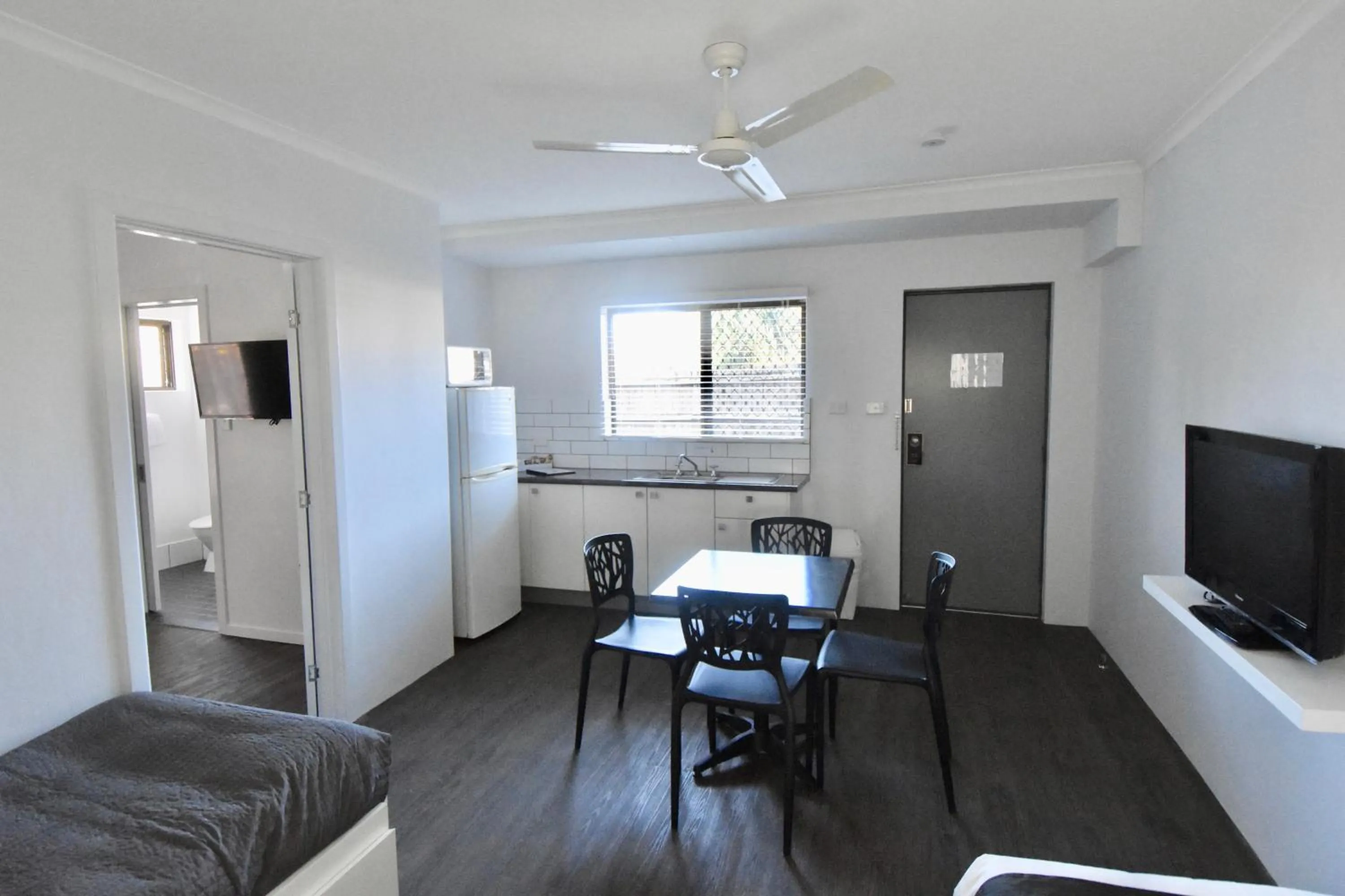 Kitchen or kitchenette in Ballina Homestead Motel