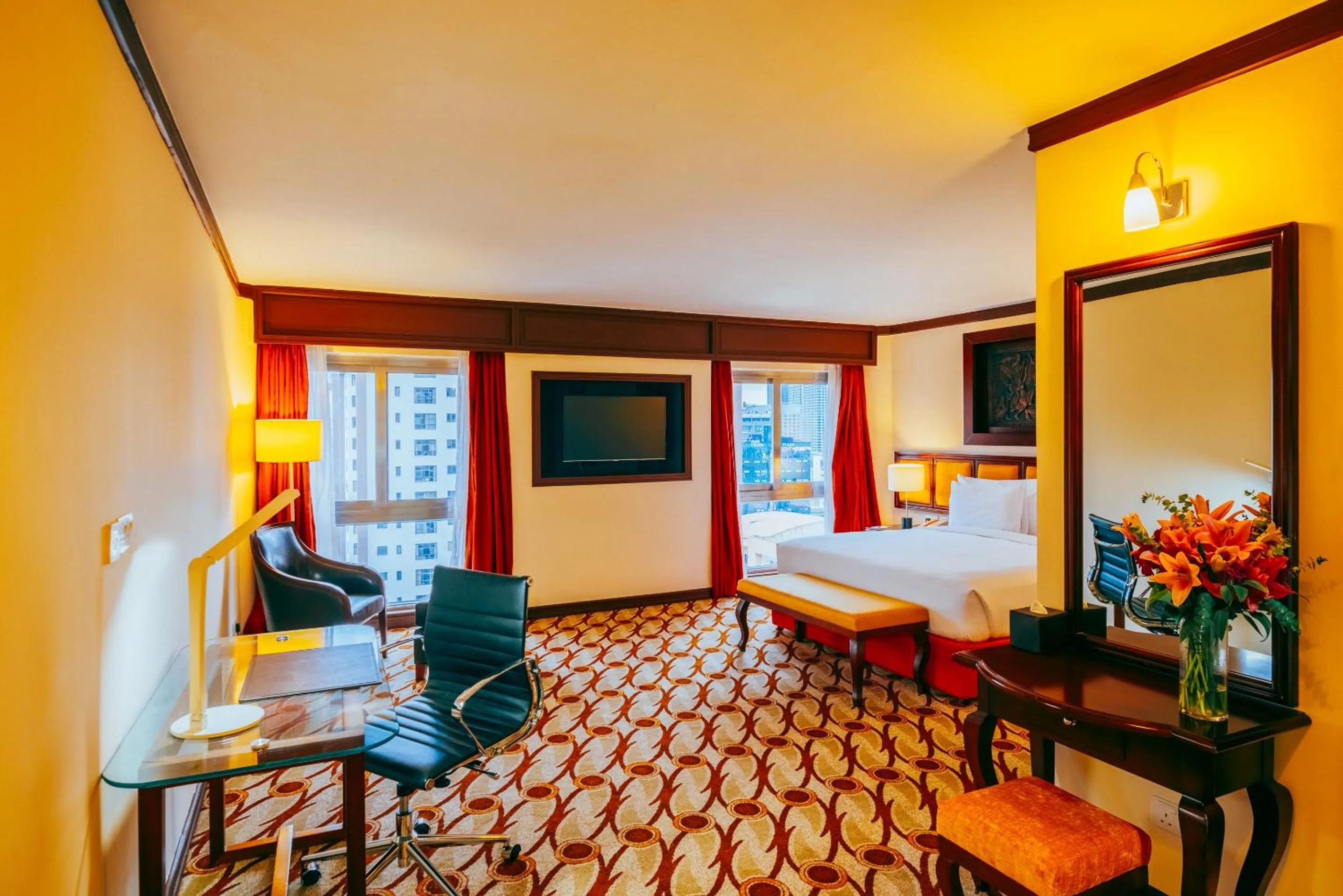 Pool view, Bed in Mövenpick Hotel & Residences Nairobi