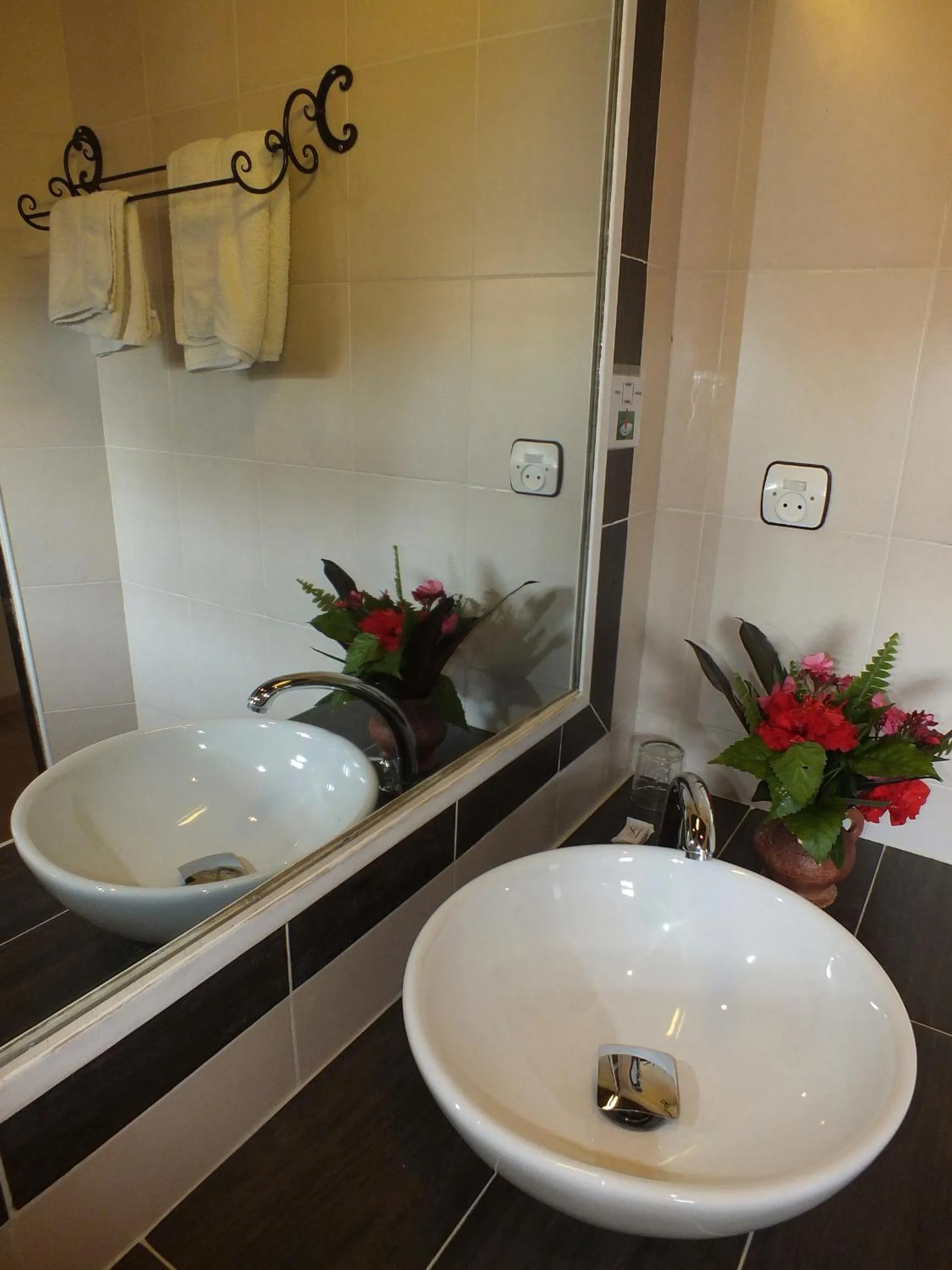 Bathroom in Hôtel Kadiandoumagne