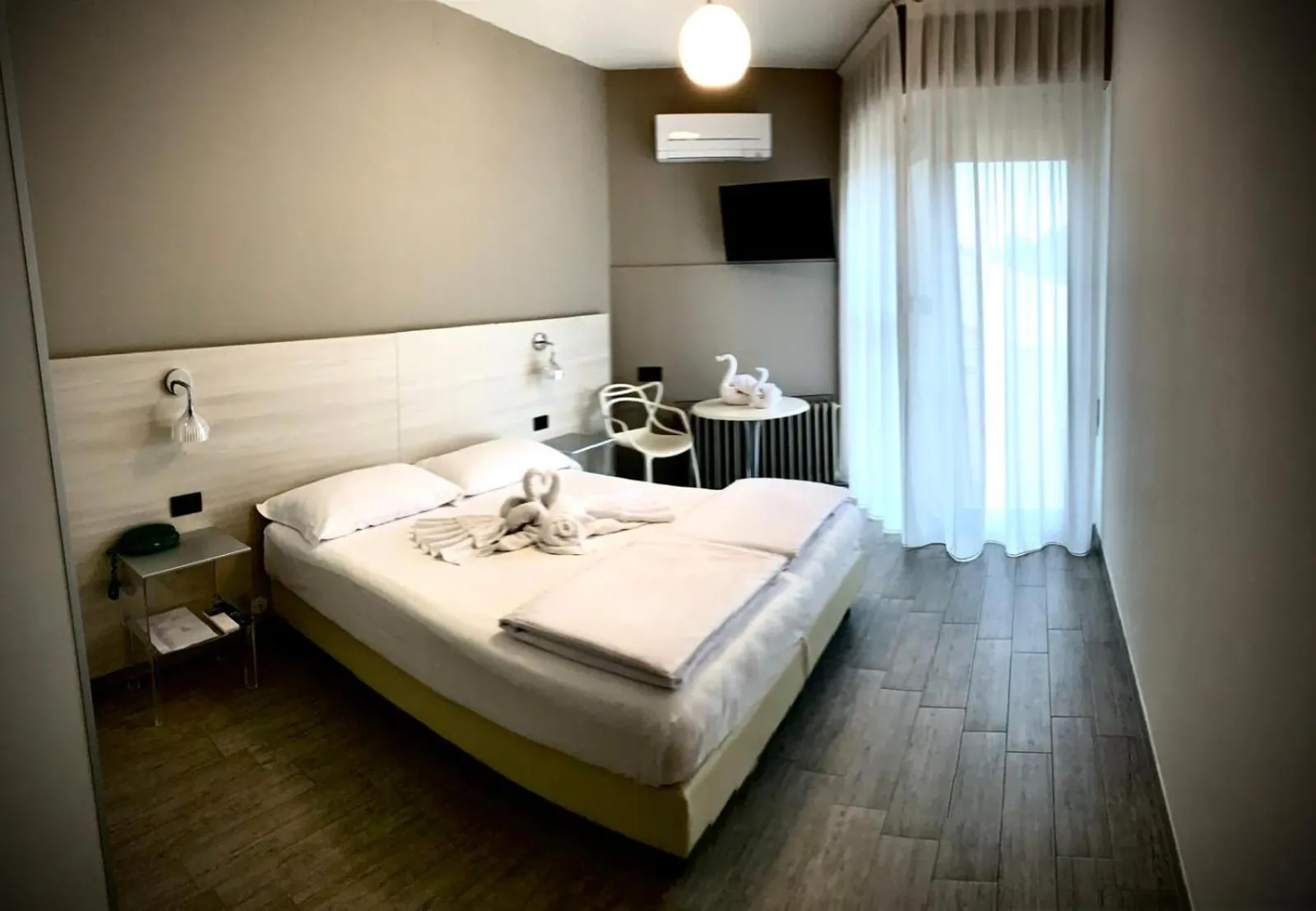 Bed in Hotel Astoria