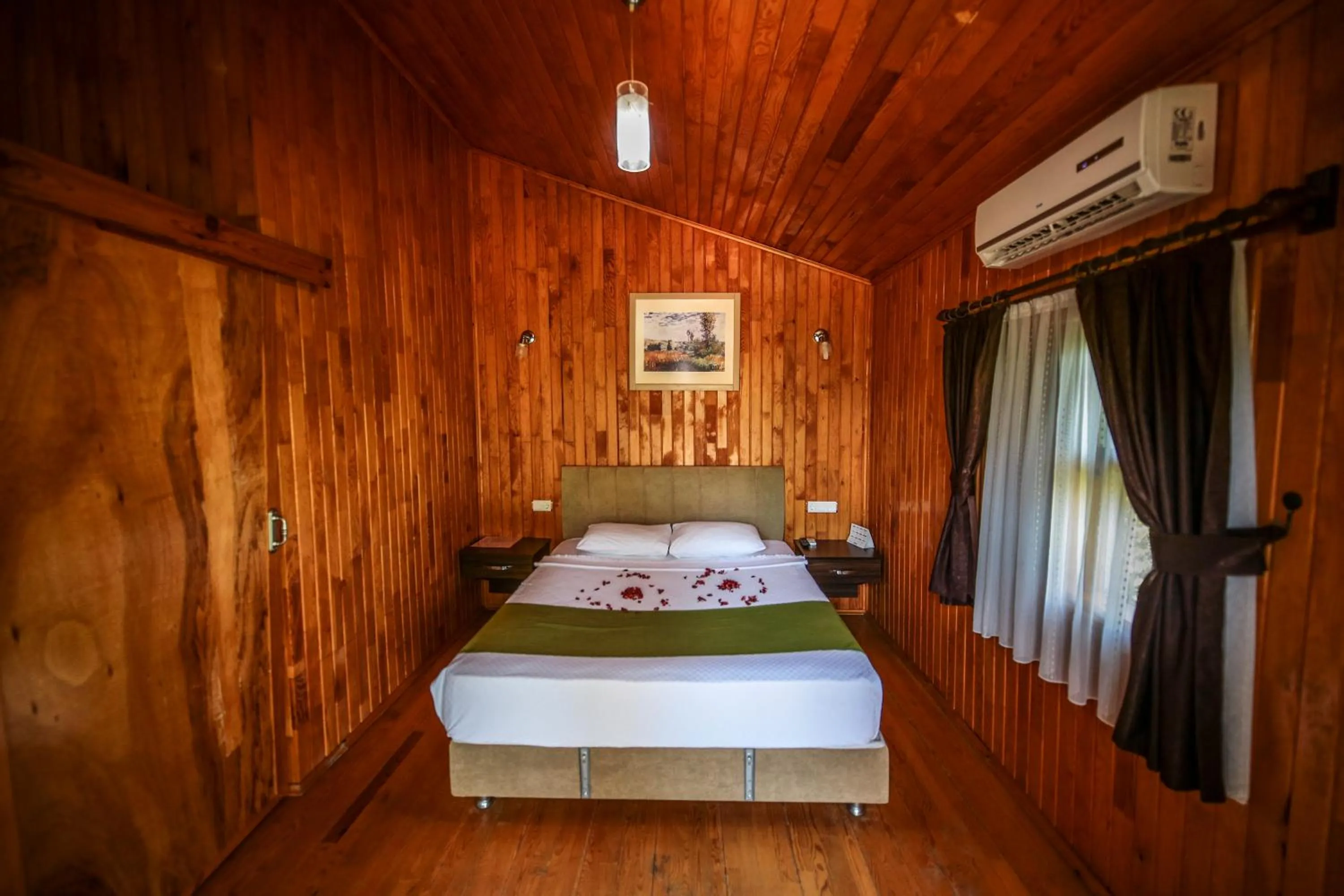 Bed in Cirali Zakkum Bungalow