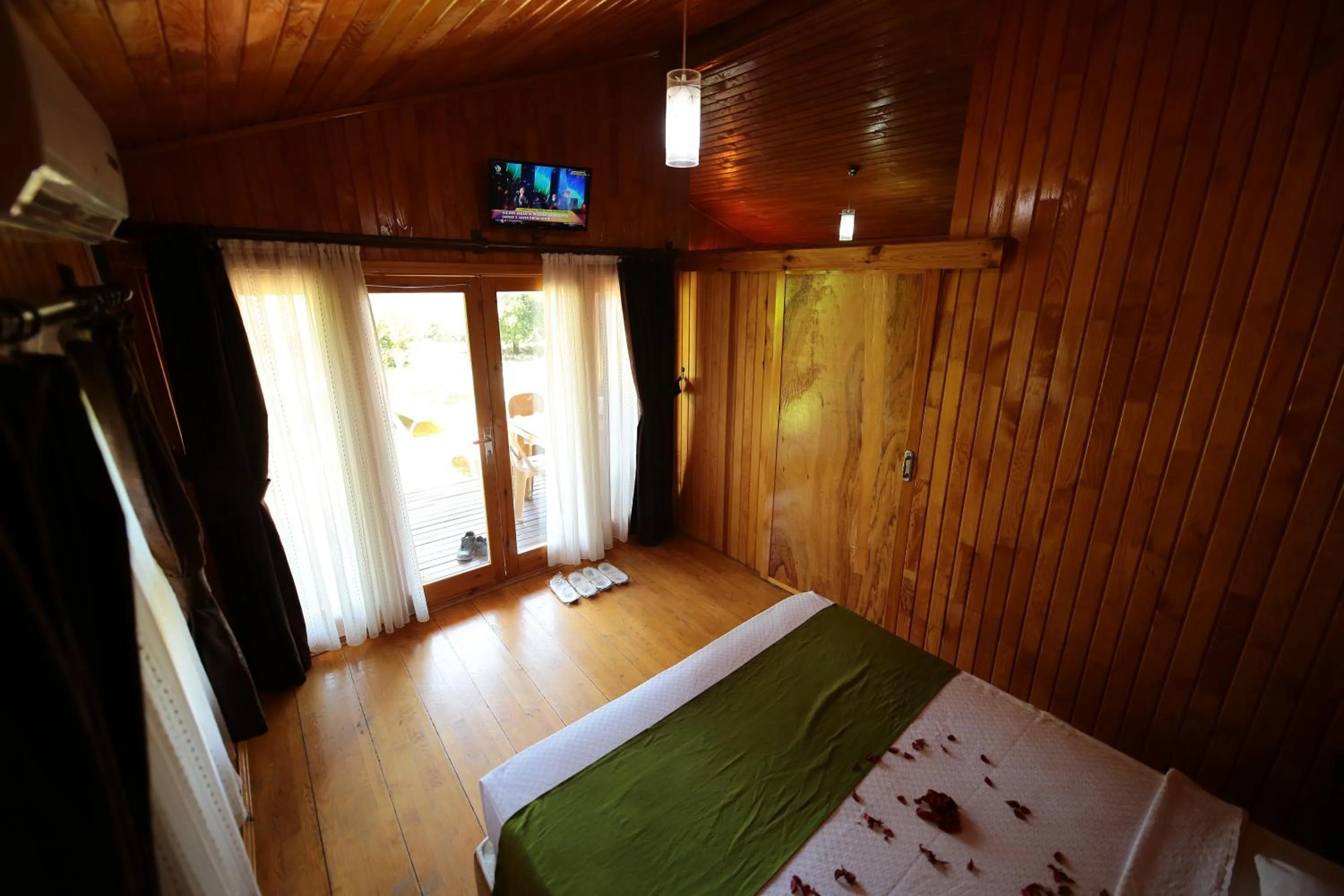 Bed in Cirali Zakkum Bungalow