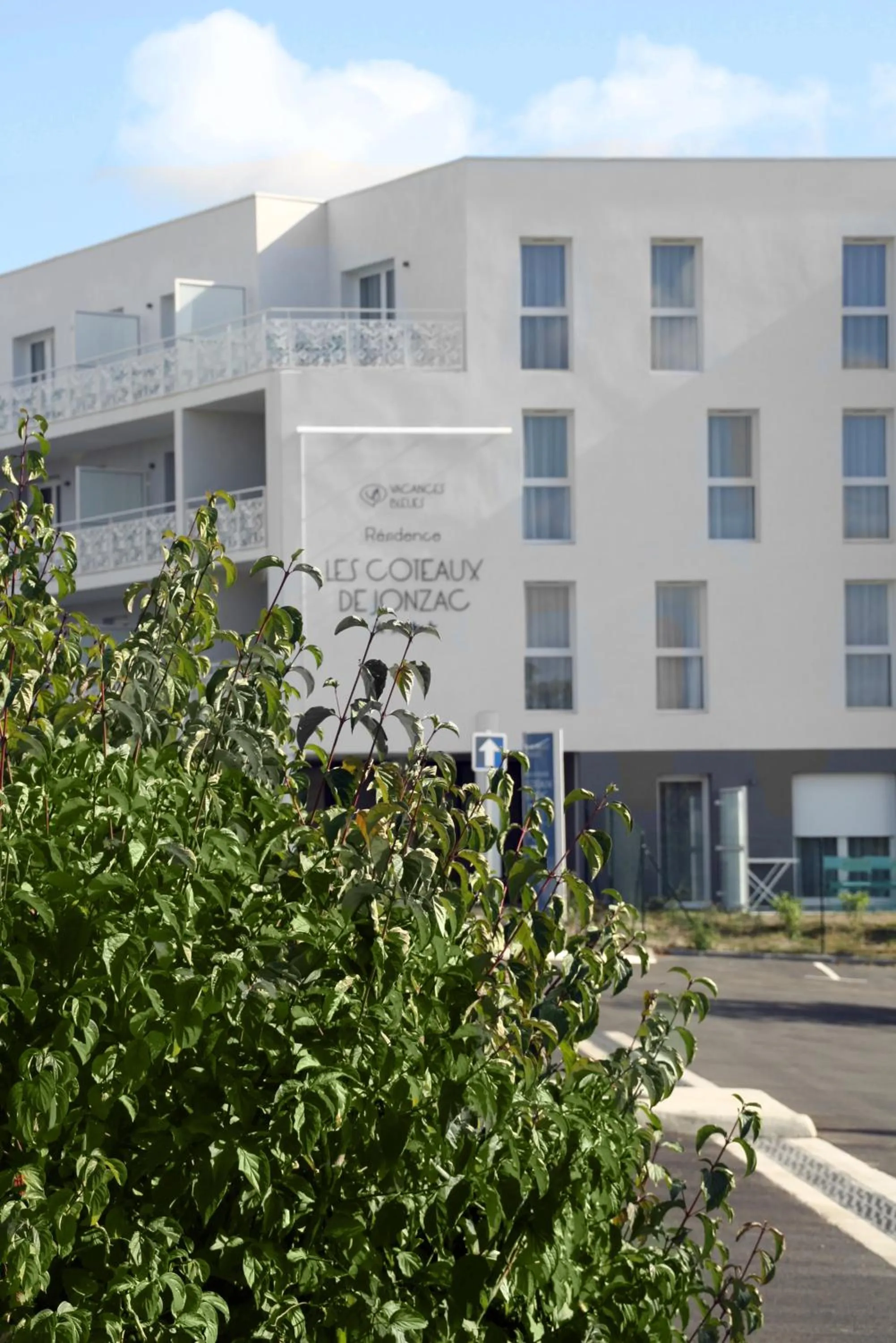 Facade/entrance in Résidence Vacances Bleues Les Coteaux de Jonzac