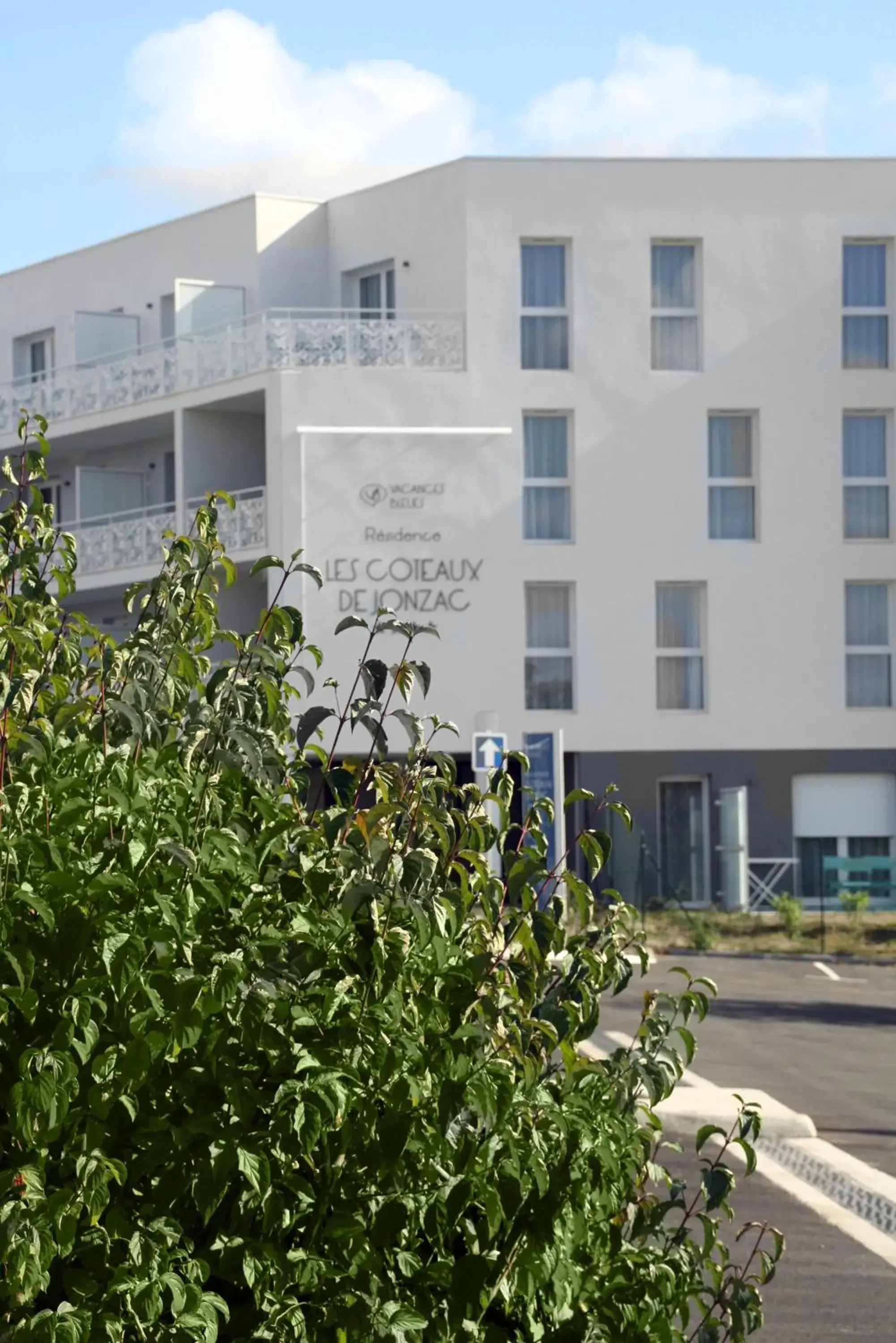 Facade/entrance in Résidence Vacances Bleues Les Coteaux de Jonzac Facade/entrance in Résidence Vacances Bleues Les Coteaux de Jonzac