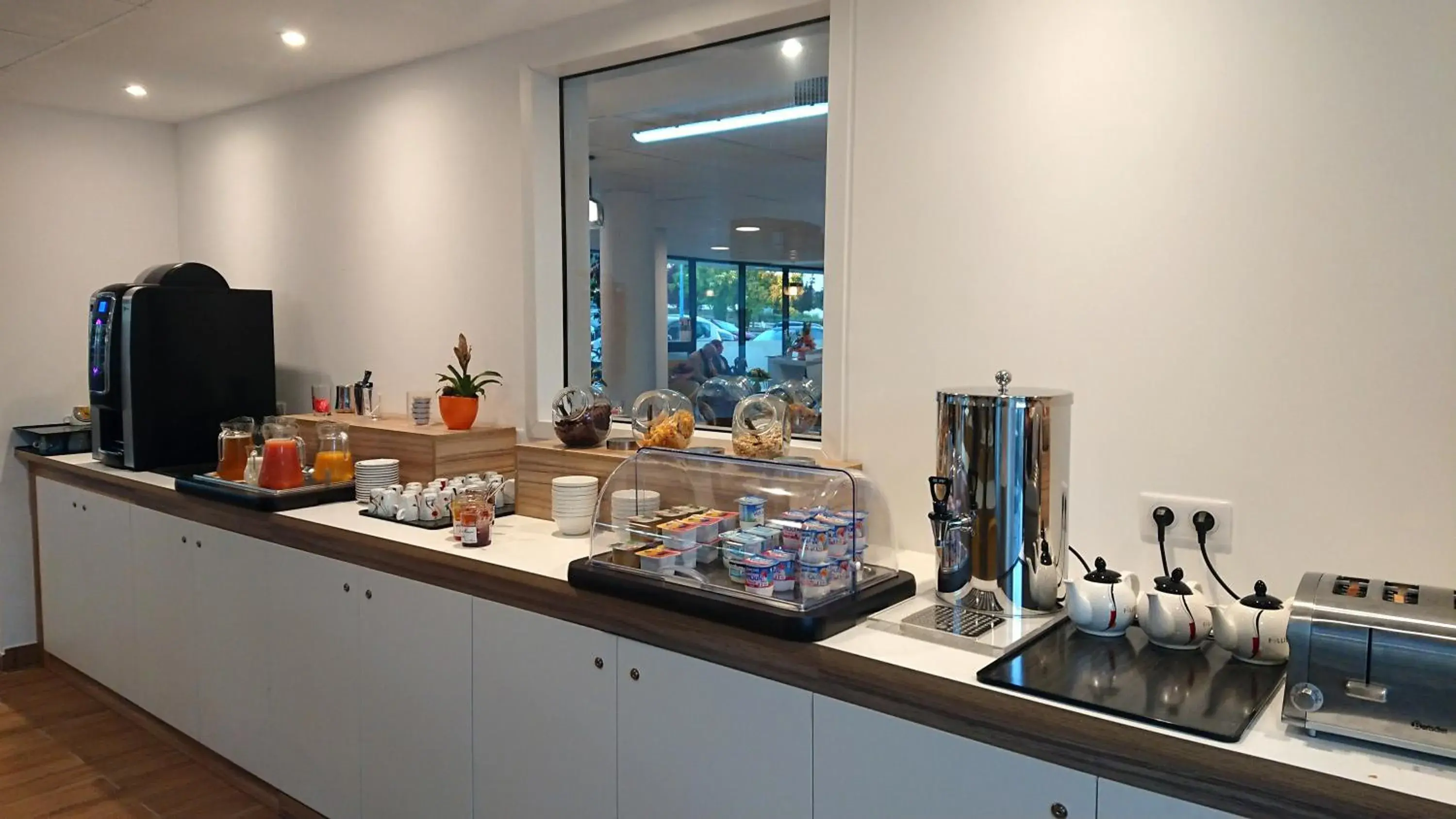 Buffet breakfast in Résidence Vacances Bleues Les Coteaux de Jonzac Buffet breakfast in Résidence Vacances Bleues Les Coteaux de Jonzac