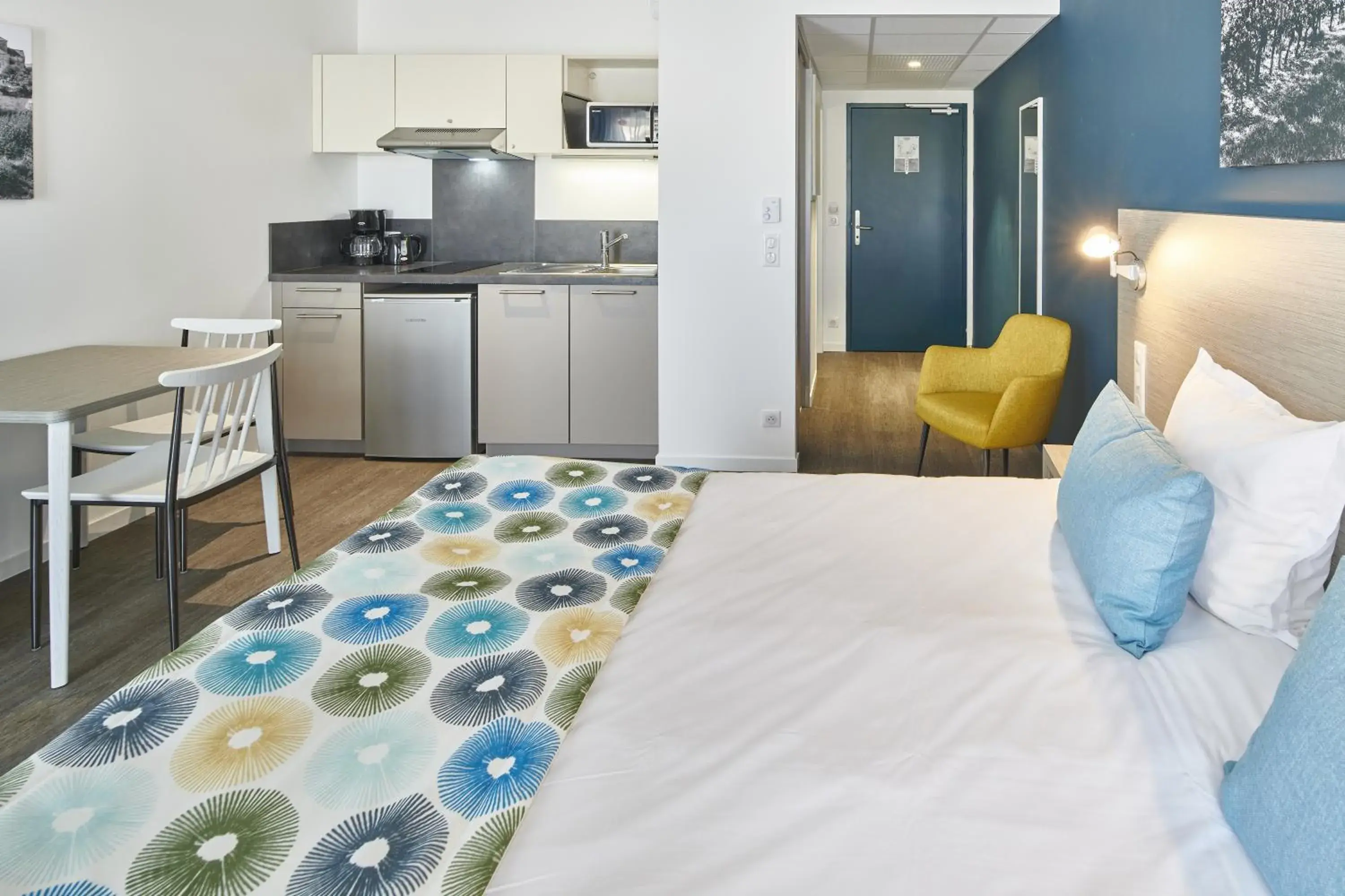 Kitchen or kitchenette, Bed in Résidence Vacances Bleues Les Coteaux de Jonzac Kitchen or kitchenette, Bed in Résidence Vacances Bleues Les Coteaux de Jonzac